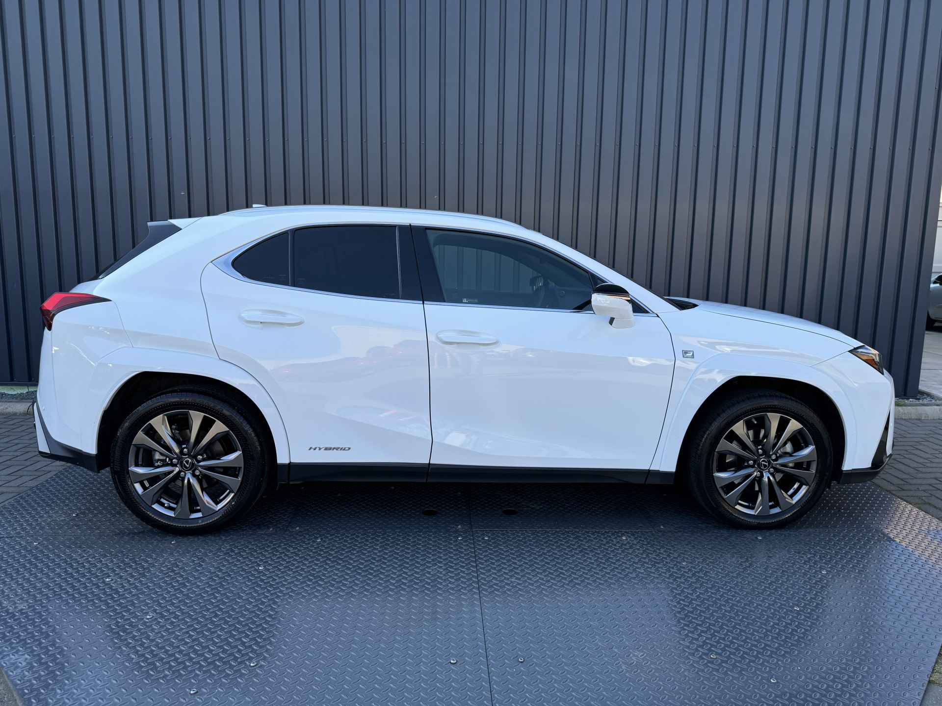 Lexus UX 250h F Sport | Schuif-/kantel dak | Afnm. Trekhaak | Head-up | BSM | Rijklaar!! - 9/43