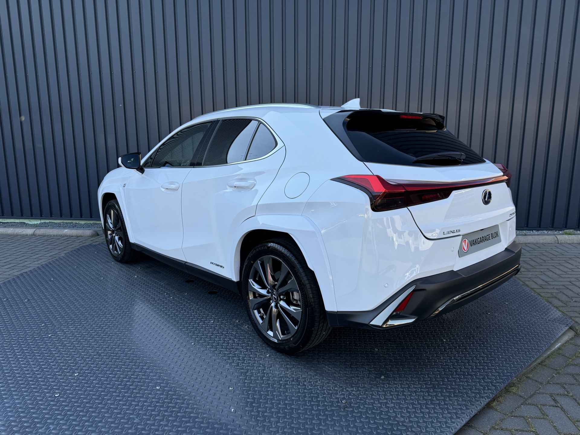 Lexus UX 250h F Sport | Schuif-/kantel dak | Afnm. Trekhaak | Head-up | BSM | Rijklaar!! - 13/43