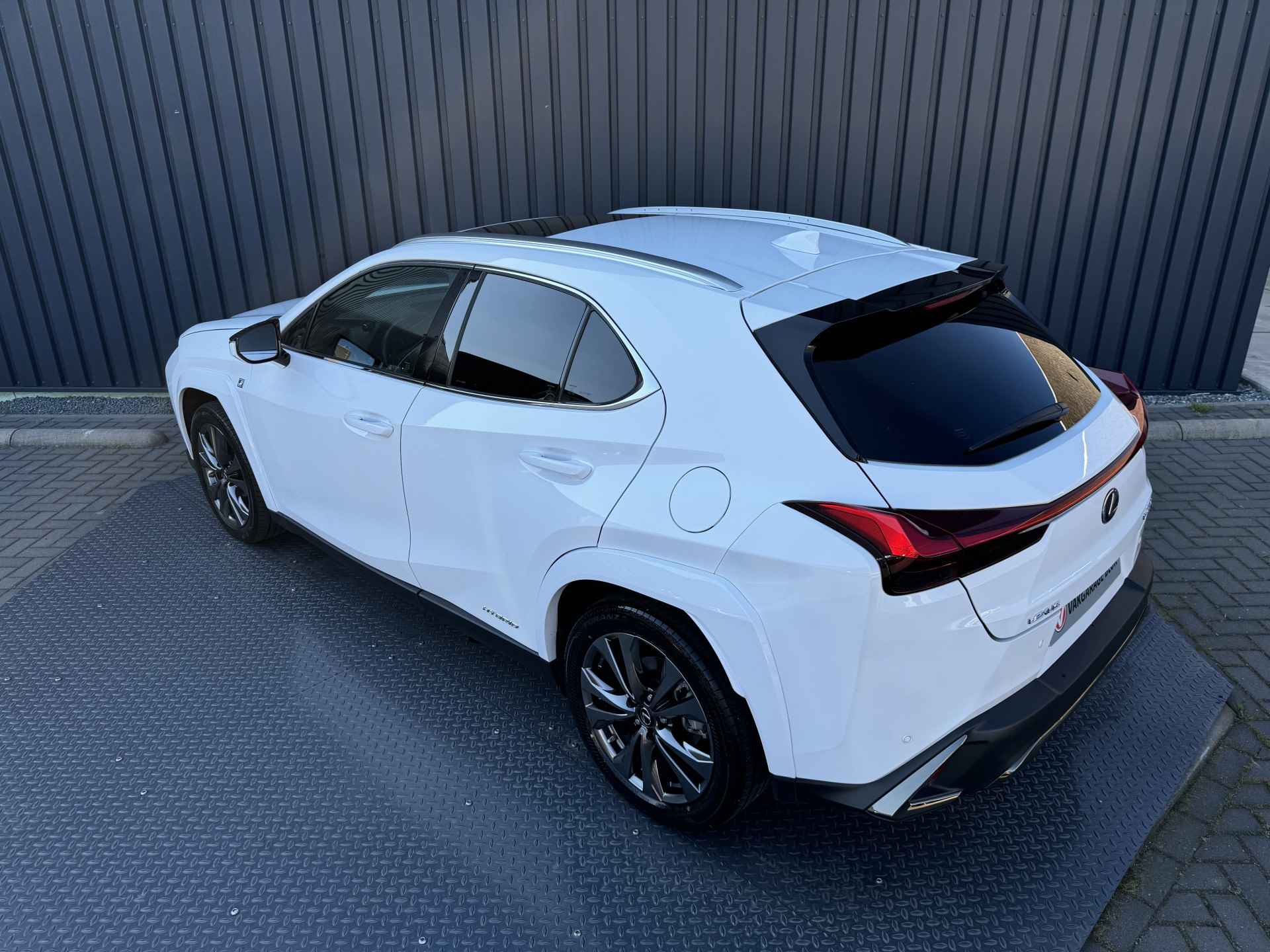 Lexus UX 250h F Sport | Schuif-/kantel dak | Afnm. Trekhaak | Head-up | BSM | Rijklaar!! - 14/43