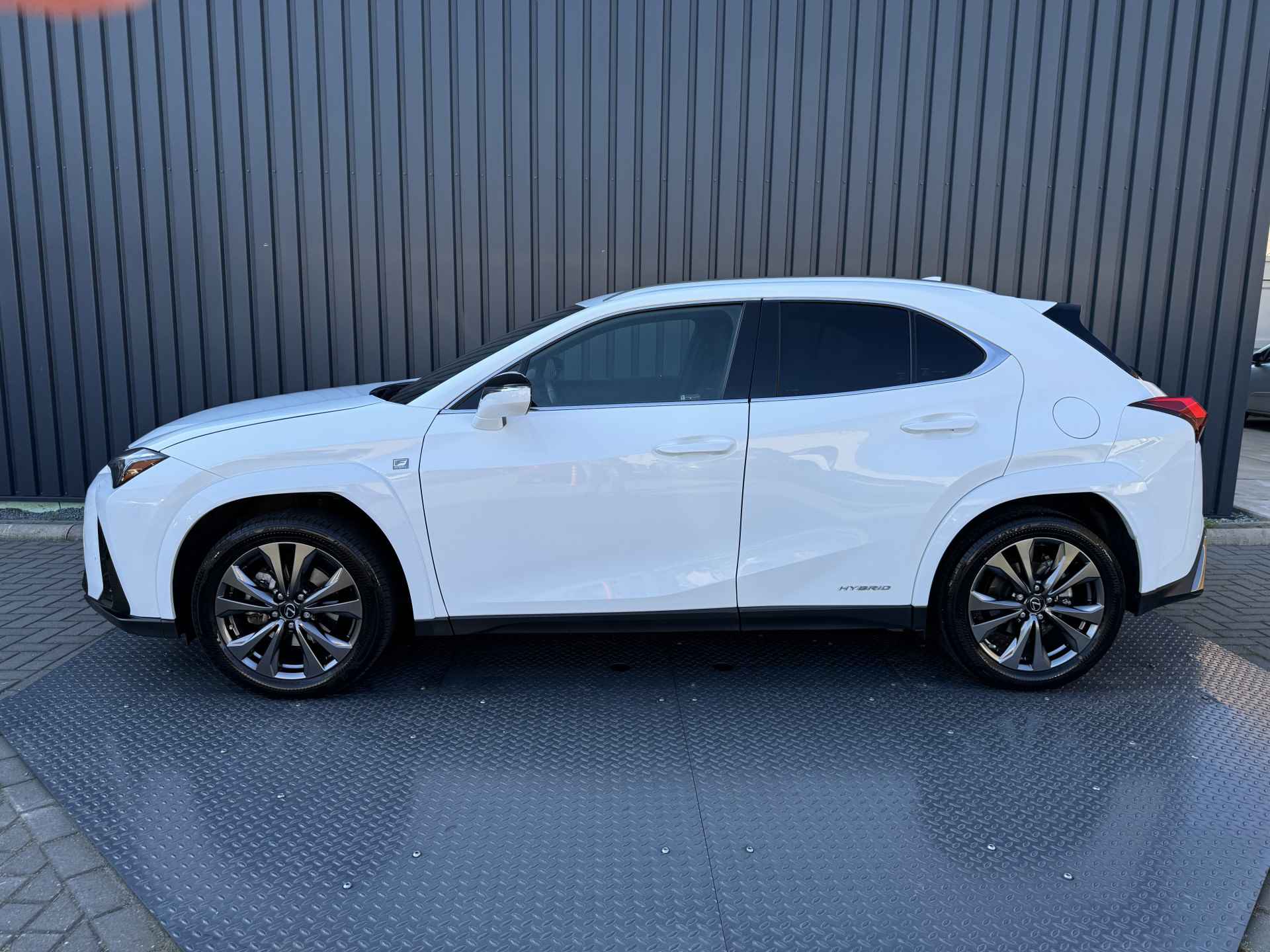 Lexus UX 250h F Sport | Schuif-/kantel dak | Afnm. Trekhaak | Head-up | BSM | Rijklaar!! - 15/43