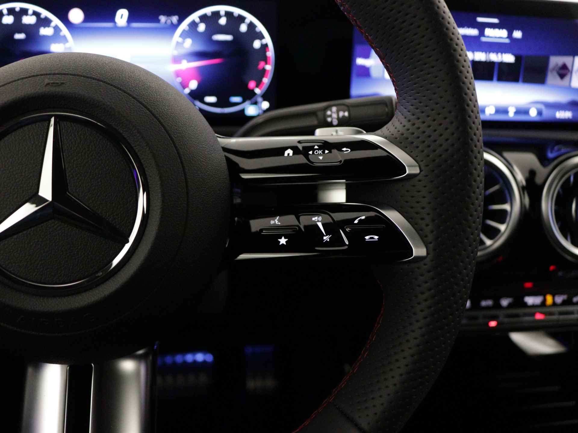 Mercedes-Benz CLA-Klasse 180 Star Edition AMG Line | Dodehoekassistent | Nightpakket | AMG Line | KEYLESS GO-comfortpakket | USB pakket Plus |  Verwarmde stoelen vooraan | Draadloos oplaadsysteem voor smartphone | - 20/36