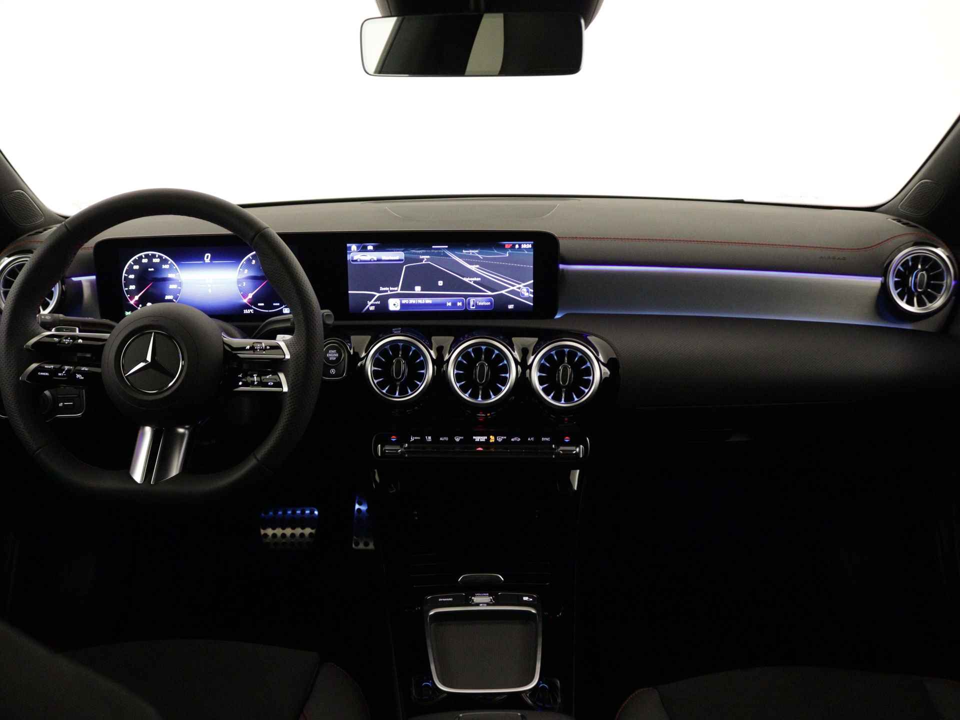 Mercedes-Benz CLA-Klasse 180 Star Edition AMG Line | Dodehoekassistent | Nightpakket | AMG Line | KEYLESS GO-comfortpakket | USB pakket Plus |  Verwarmde stoelen vooraan | Draadloos oplaadsysteem voor smartphone | - 26/36