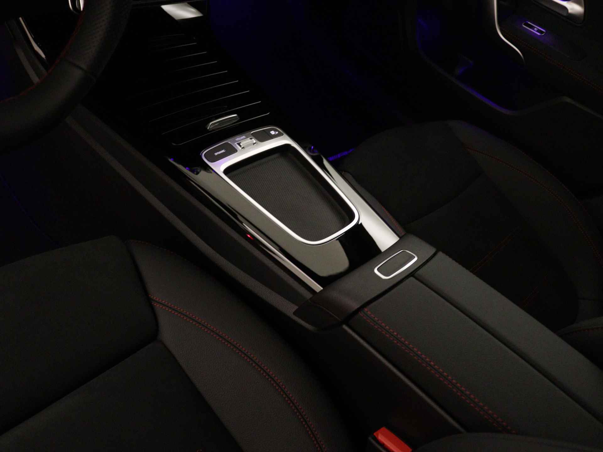 Mercedes-Benz CLA-Klasse 180 Star Edition AMG Line | Dodehoekassistent | Nightpakket | AMG Line | KEYLESS GO-comfortpakket | USB pakket Plus |  Verwarmde stoelen vooraan | Draadloos oplaadsysteem voor smartphone | - 27/36