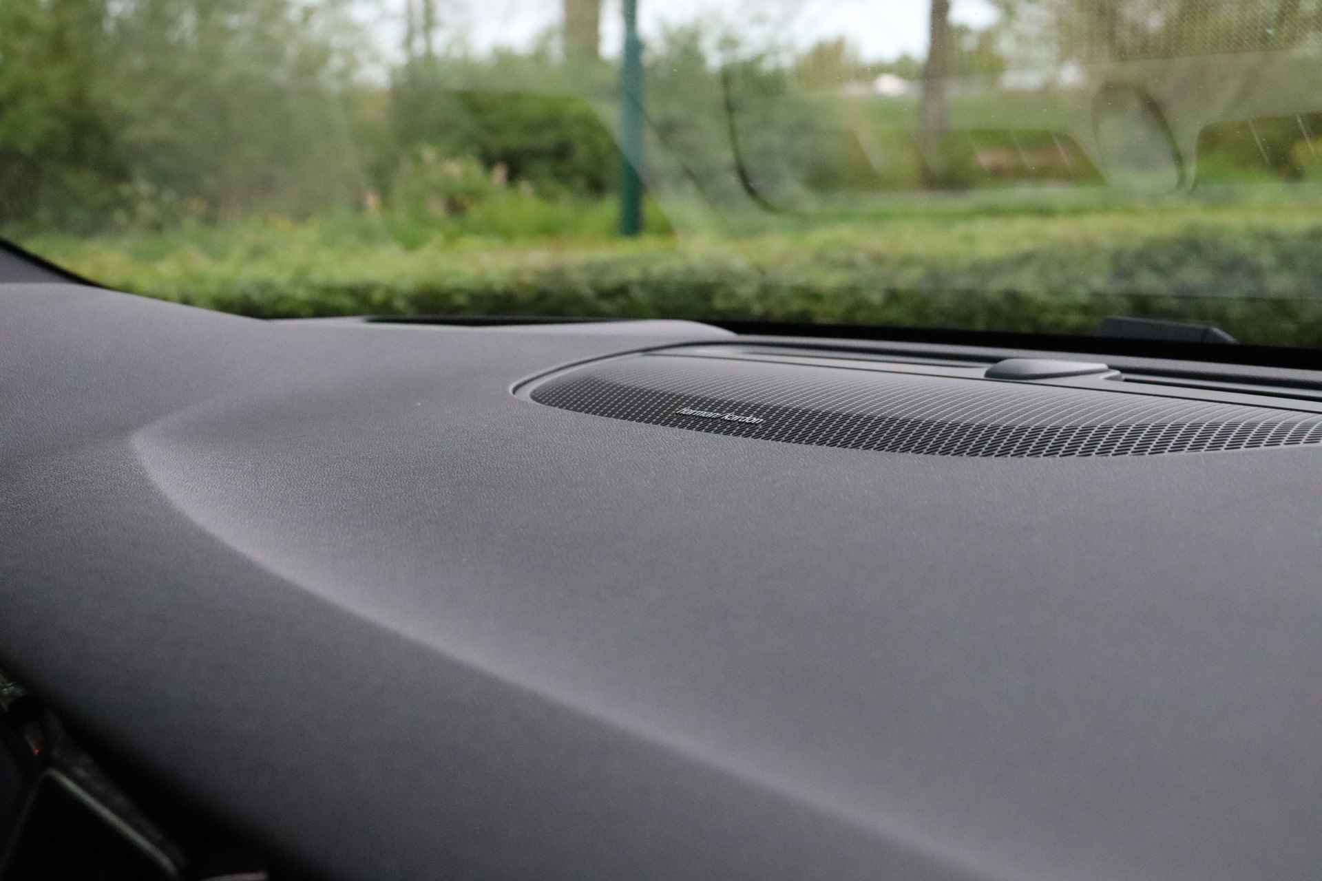 Volvo V60 T6 AWD Recharge R-Design | 360° Camera | Harman Kardon | Head-Up Display | Stoelventilatie | Schuifdak | Stoel en Stuurwielverwa - 23/69