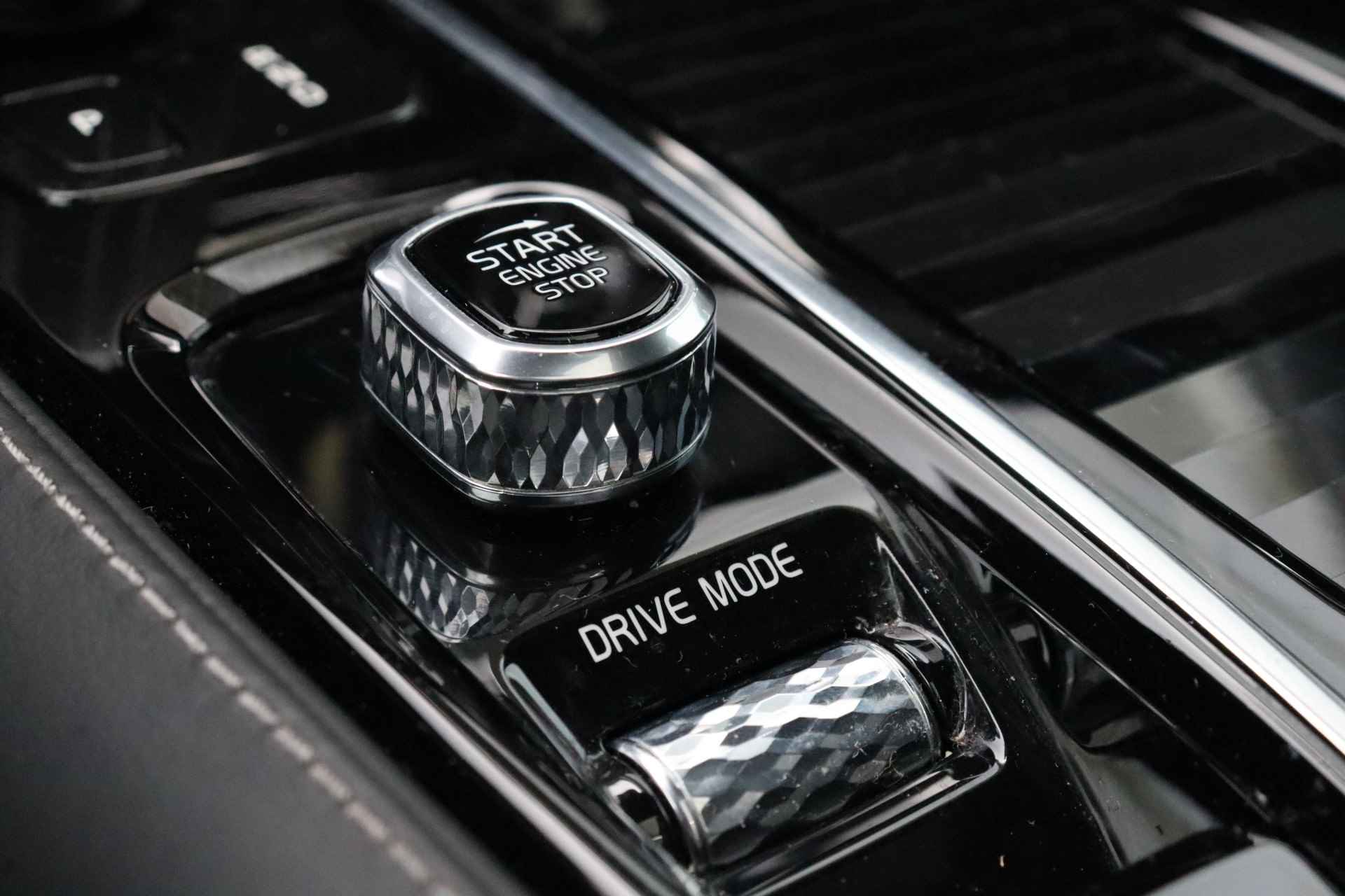 Volvo V60 T6 AWD Recharge R-Design | 360° Camera | Harman Kardon | Head-Up Display | Stoelventilatie | Schuifdak | Stoel en Stuurwielverwa - 56/69