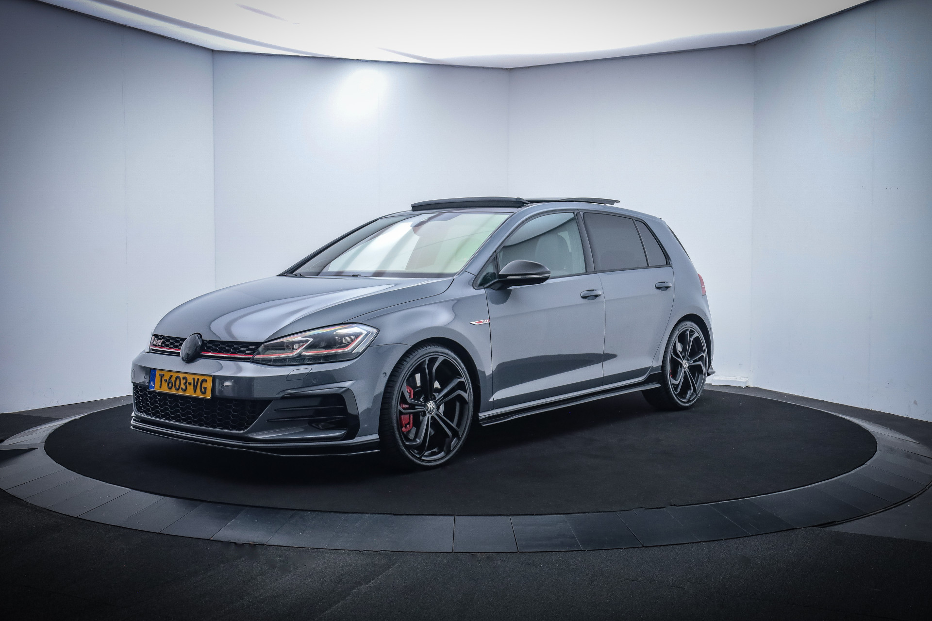 Volkswagen Golf 2.0GTI Dsg TCR PANO/DYNAUDIO/DCC/LEDER/DIGIDASH/LED/CAMERA/CARPLAY/NAVI/STOELVERW./LMV 19''