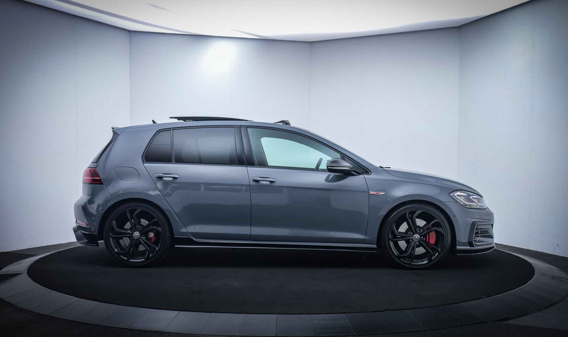 Volkswagen Golf 2.0GTI Dsg TCR PANO/DYNAUDIO/DCC/LEDER/DIGIDASH/LED/CAMERA/CARPLAY/NAVI/STOELVERW./LMV 19'' - 4/30