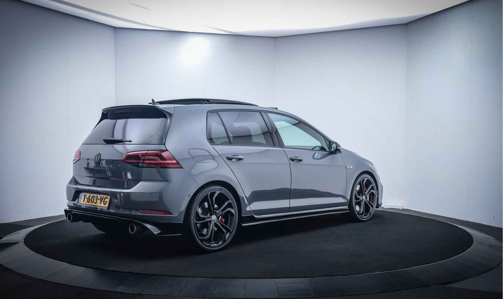 Volkswagen Golf 2.0GTI Dsg TCR PANO/DYNAUDIO/DCC/LEDER/DIGIDASH/LED/CAMERA/CARPLAY/NAVI/STOELVERW./LMV 19'' - 5/30