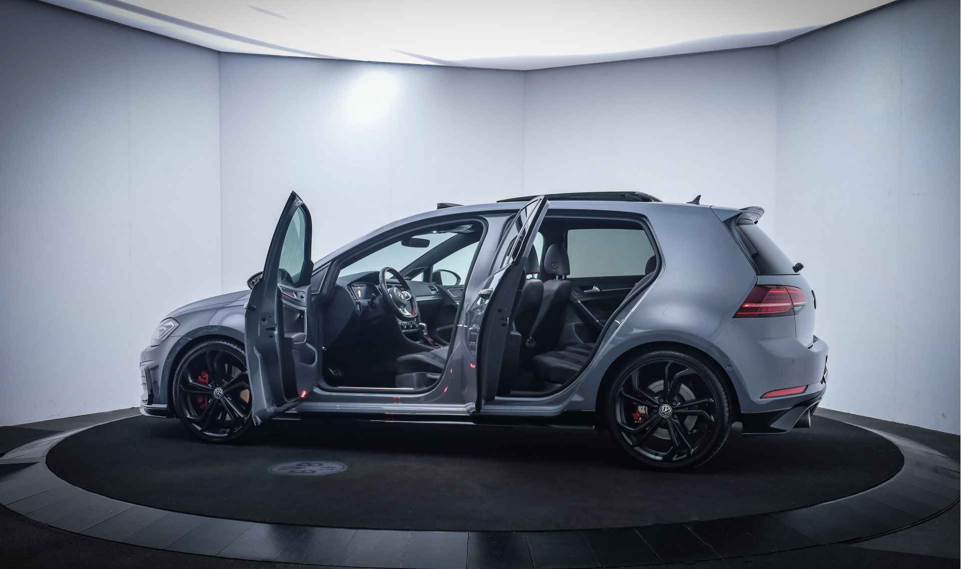 Volkswagen Golf 2.0GTI Dsg TCR PANO/DYNAUDIO/DCC/LEDER/DIGIDASH/LED/CAMERA/CARPLAY/NAVI/STOELVERW./LMV 19'' - 9/30