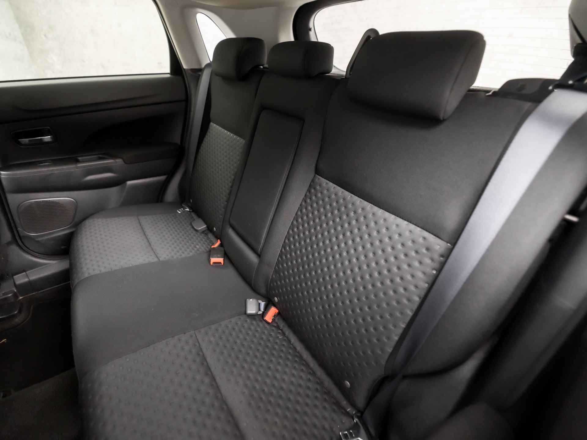 Mitsubishi ASX 1.6 Intro Sport (STOELVERWARMING, CLIMATE, GETINT GLAS, TREKHAAK, XENON, SPORTSTOELEN, PARKEERSENSOREN, ELEK PAKKET, NIEUWE APK, NIEUWSTAAT) - 14/33