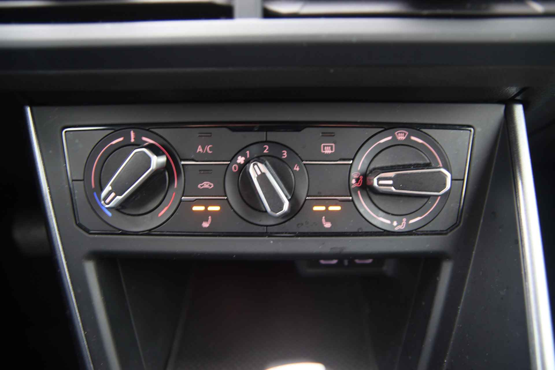 Volkswagen Polo 1.0 TSI DSG Highline Multimedia, Stoelverwarming, AC, 5drs LENTE UITVERKOOP! - 28/40