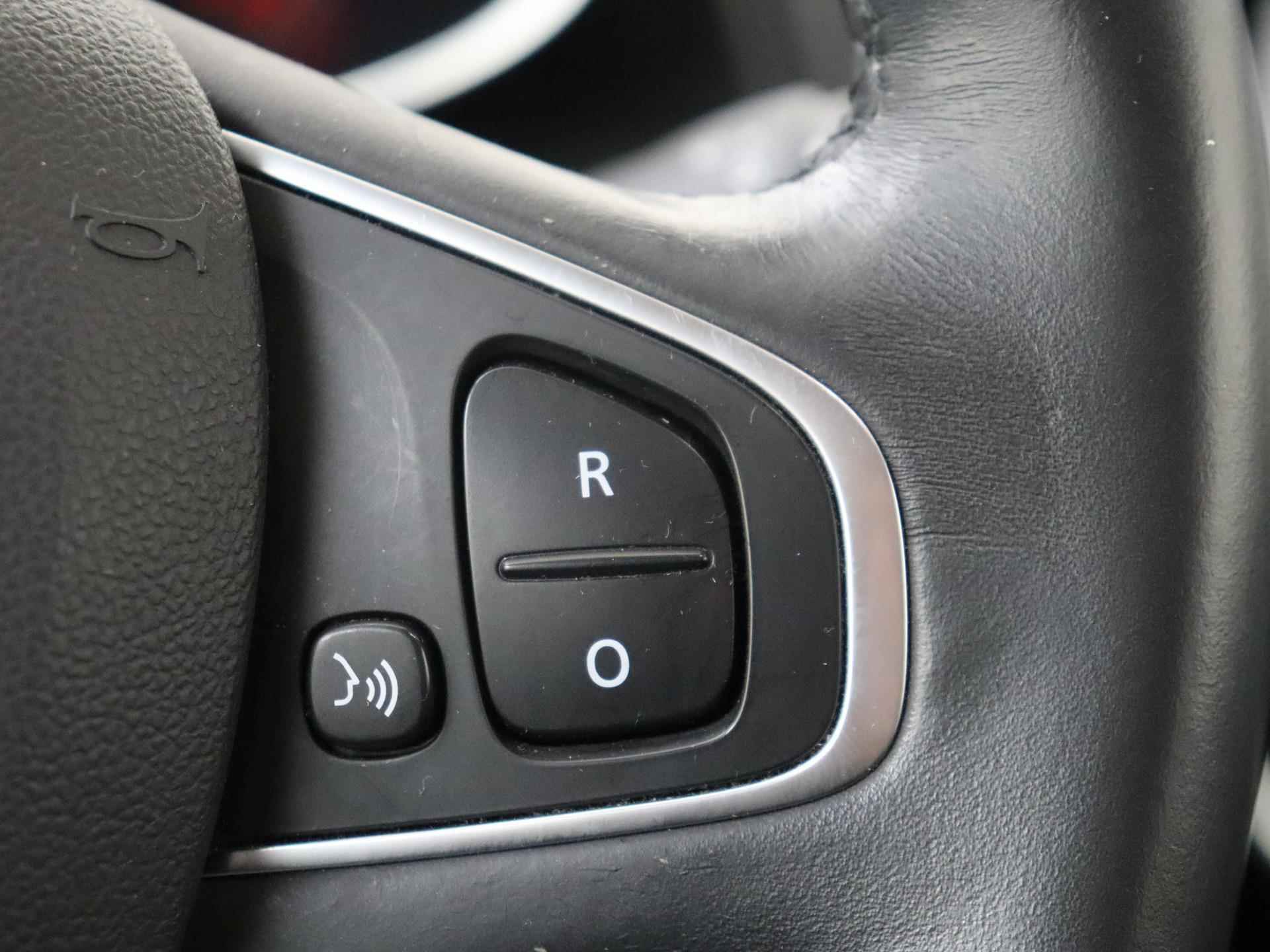 Renault Clio 0.9 - 90PK TCe Intens | Navigatie | Cruise Control | Climate Control | Parkeersensoren | Licht & Regen Sensor | LED Dagrijverlichting | Electrische Ramen | Centrale Deurvergrendeling | Camera | 16 inch Velgen | - 16/25
