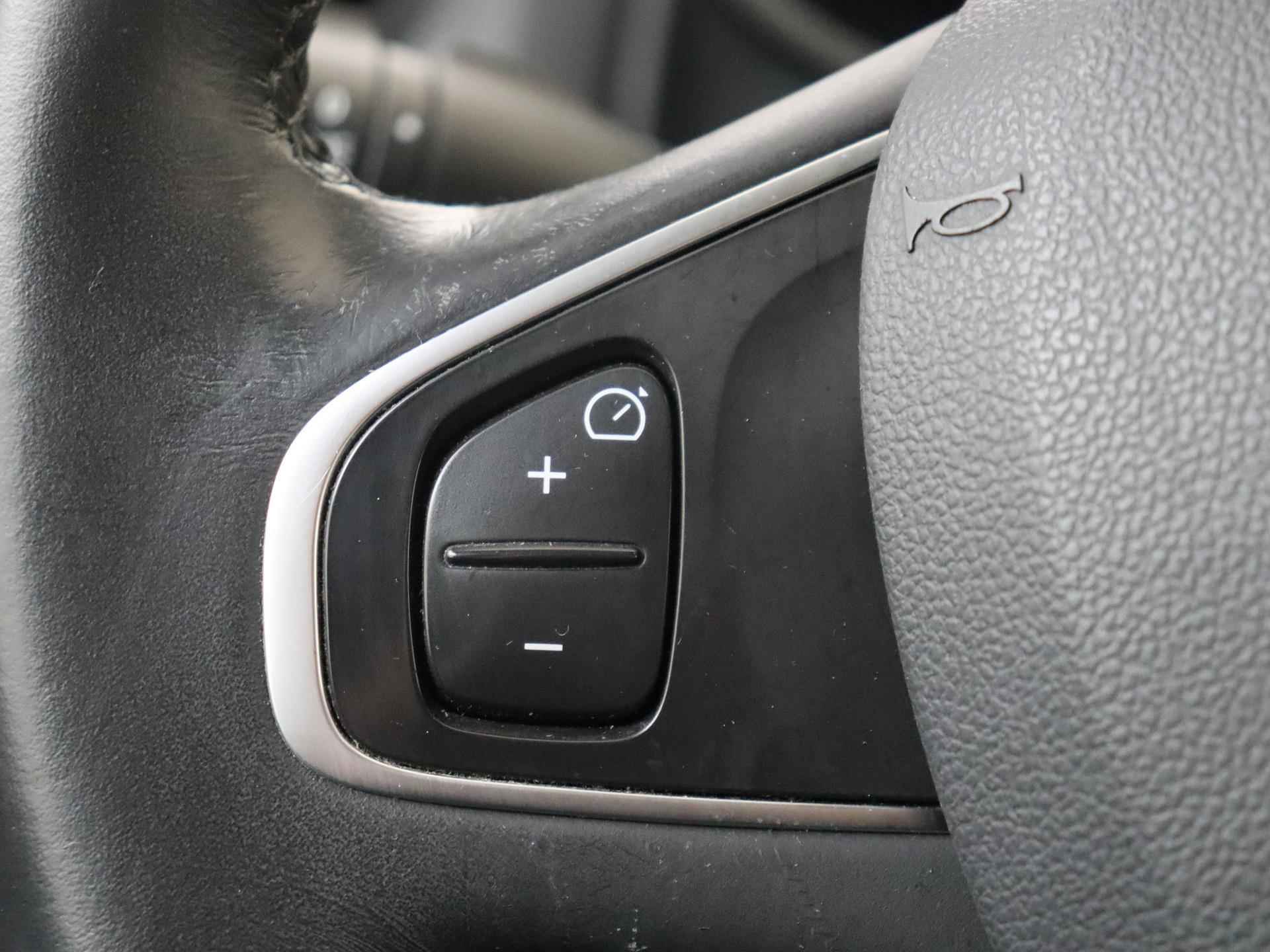Renault Clio 0.9 - 90PK TCe Intens | Navigatie | Cruise Control | Climate Control | Parkeersensoren | Licht & Regen Sensor | LED Dagrijverlichting | Electrische Ramen | Centrale Deurvergrendeling | Camera | 16 inch Velgen | - 19/25