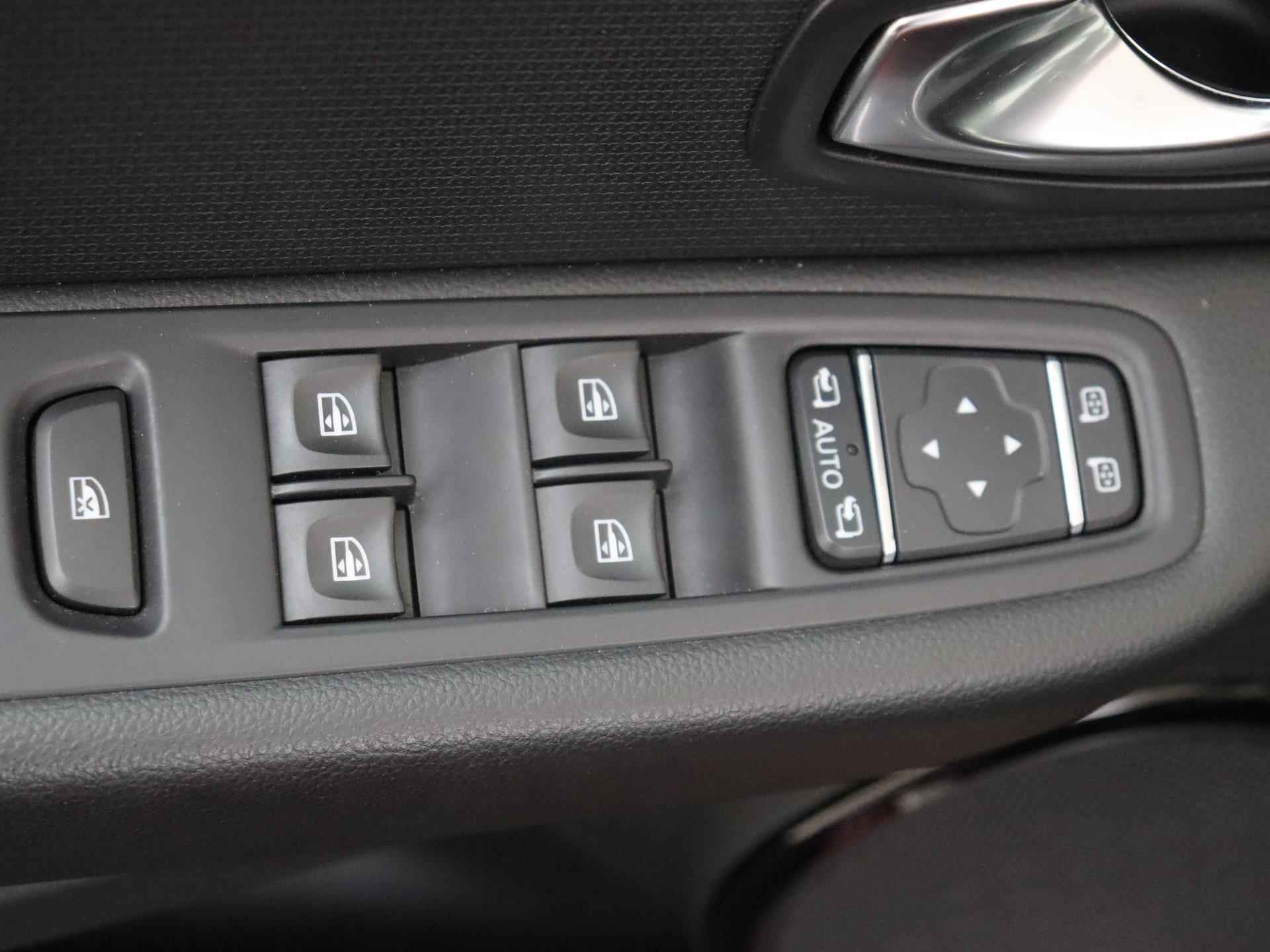 Renault Clio 0.9 - 90PK TCe Intens | Navigatie | Cruise Control | Climate Control | Parkeersensoren | Licht & Regen Sensor | LED Dagrijverlichting | Electrische Ramen | Centrale Deurvergrendeling | Camera | 16 inch Velgen | - 23/25