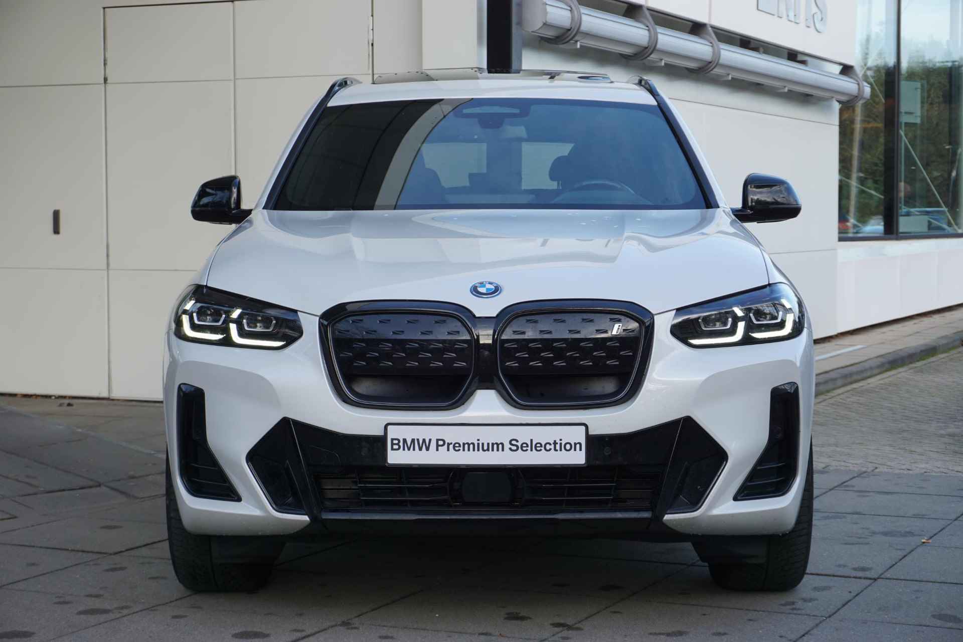 BMW iX3 80 kWh High Executive | M Sportpakket | Glazen Panoramadak | Driving Assistant Professional | Head-Up Display | Harman Kardon | 20inch LMV - 3/34