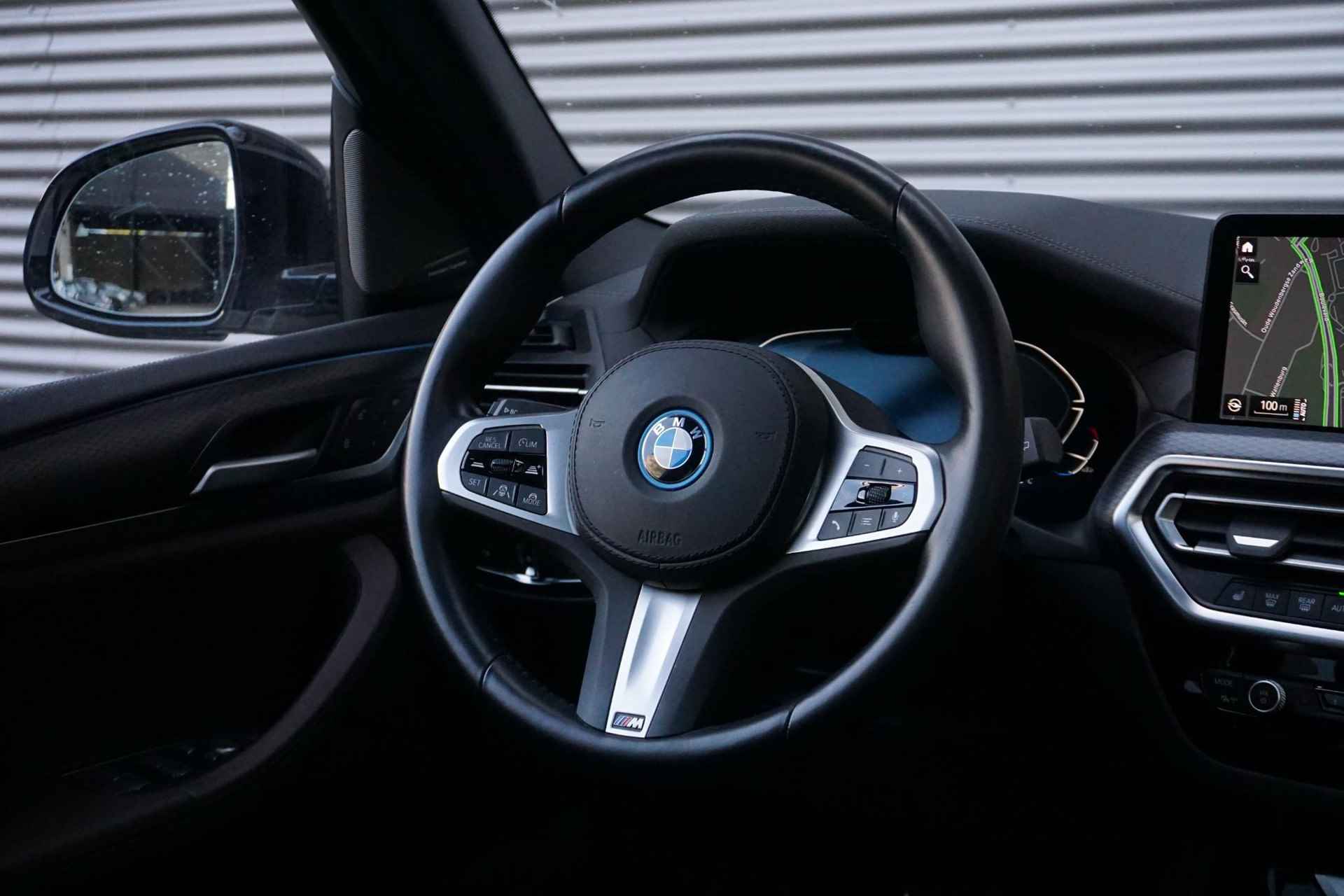 BMW iX3 80 kWh High Executive | M Sportpakket | Glazen Panoramadak | Driving Assistant Professional | Head-Up Display | Harman Kardon | 20inch LMV - 24/34