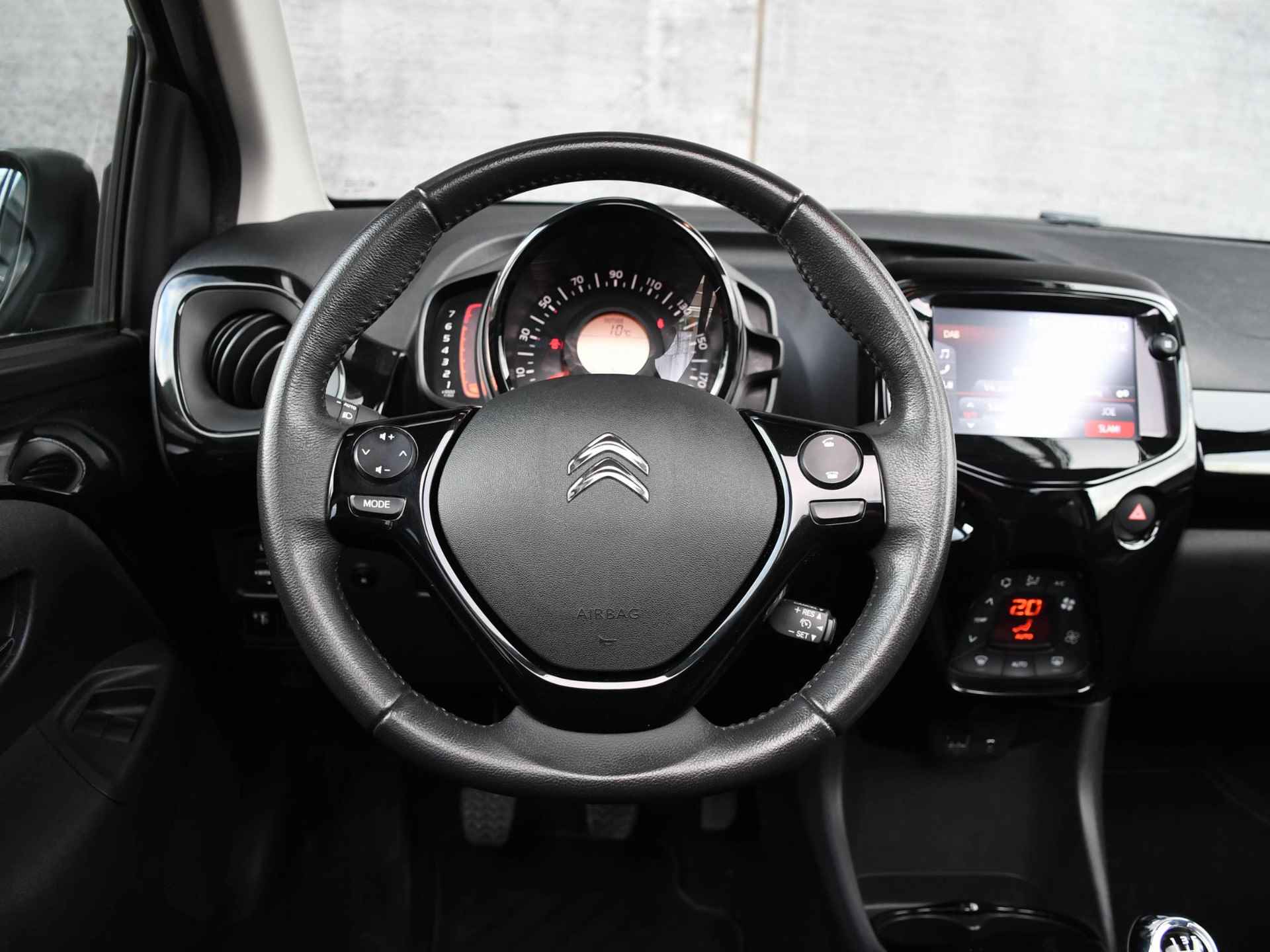 Citroen C1 Shine 1.0 VTi Airscape 72pk NAVI | PDC + CAMERA | CLIMA | STOELVERWARMING | 15''LM | DAB | KEYLESS ENTRY - 14/33