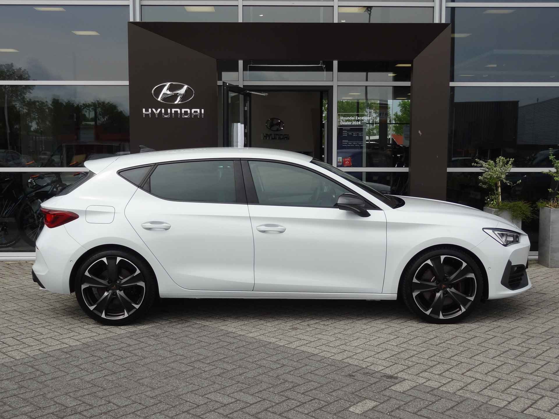 CUPRA Leon 2.0 TSI VZ 300PK DSG | Launch control | Camera | Adpt. Cruise | Stoel / Stuur verwarming | Clima | PDC | Sport onderstel | Sport - 6/38