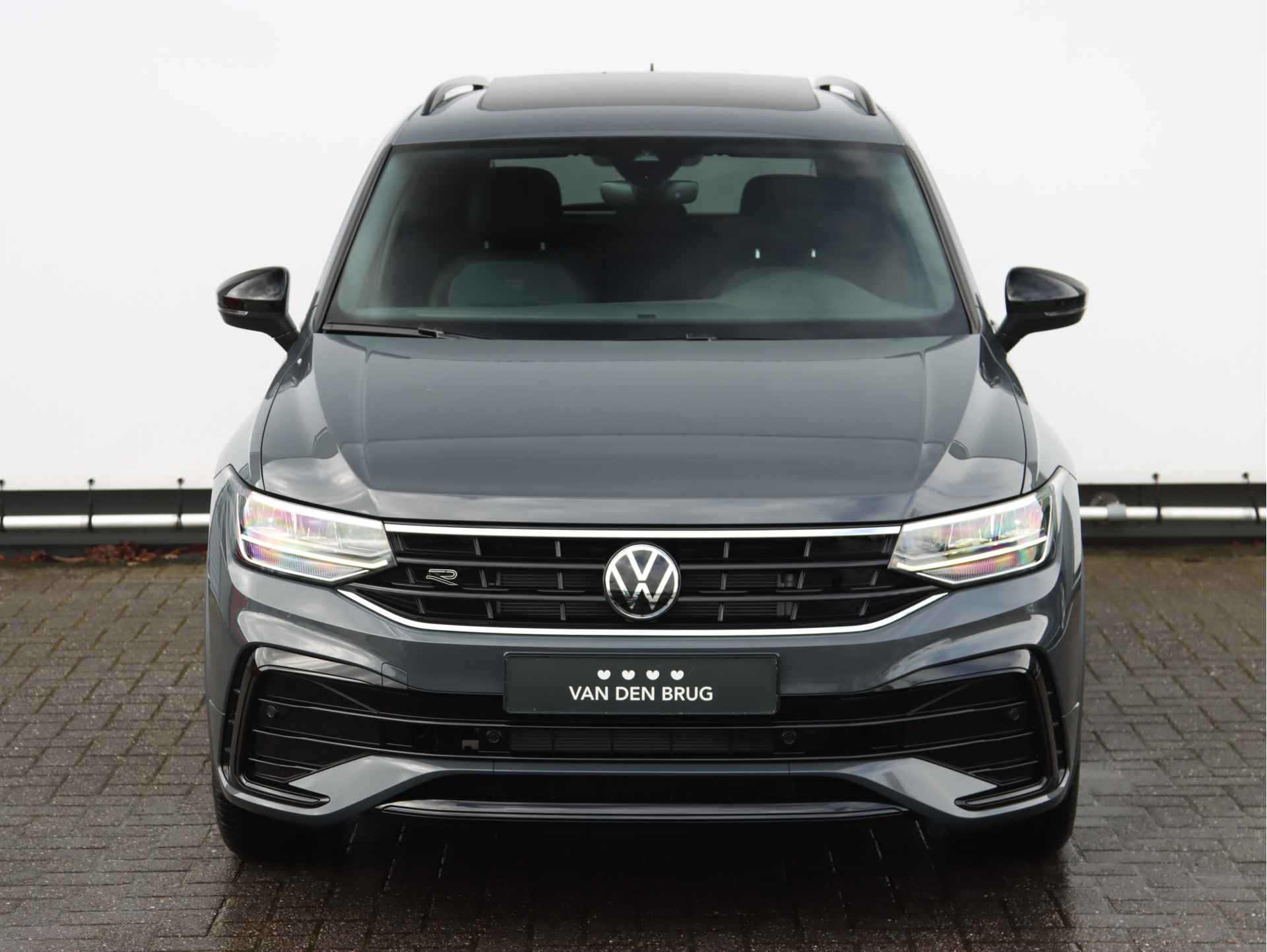 Volkswagen Tiguan 1.4 TSI eHybrid R-Line 245pk DSG | Black Style | Panorama dak | Wegklapbare Trekhaak | 19'' Valencia Velgen | - 4/40