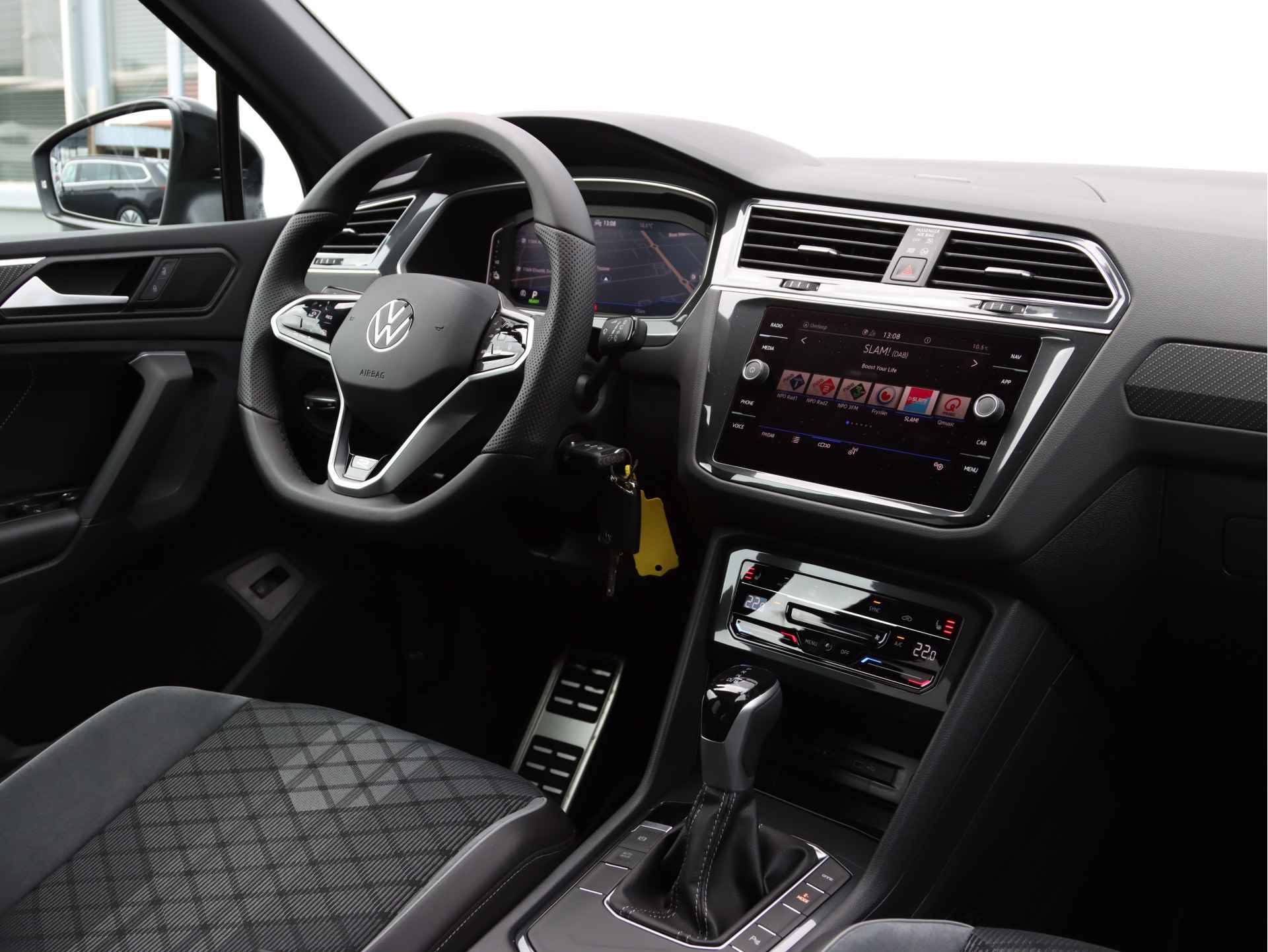 Volkswagen Tiguan 1.4 TSI eHybrid R-Line 245pk DSG | Black Style | Panorama dak | Wegklapbare Trekhaak | 19'' Valencia Velgen | - 7/40