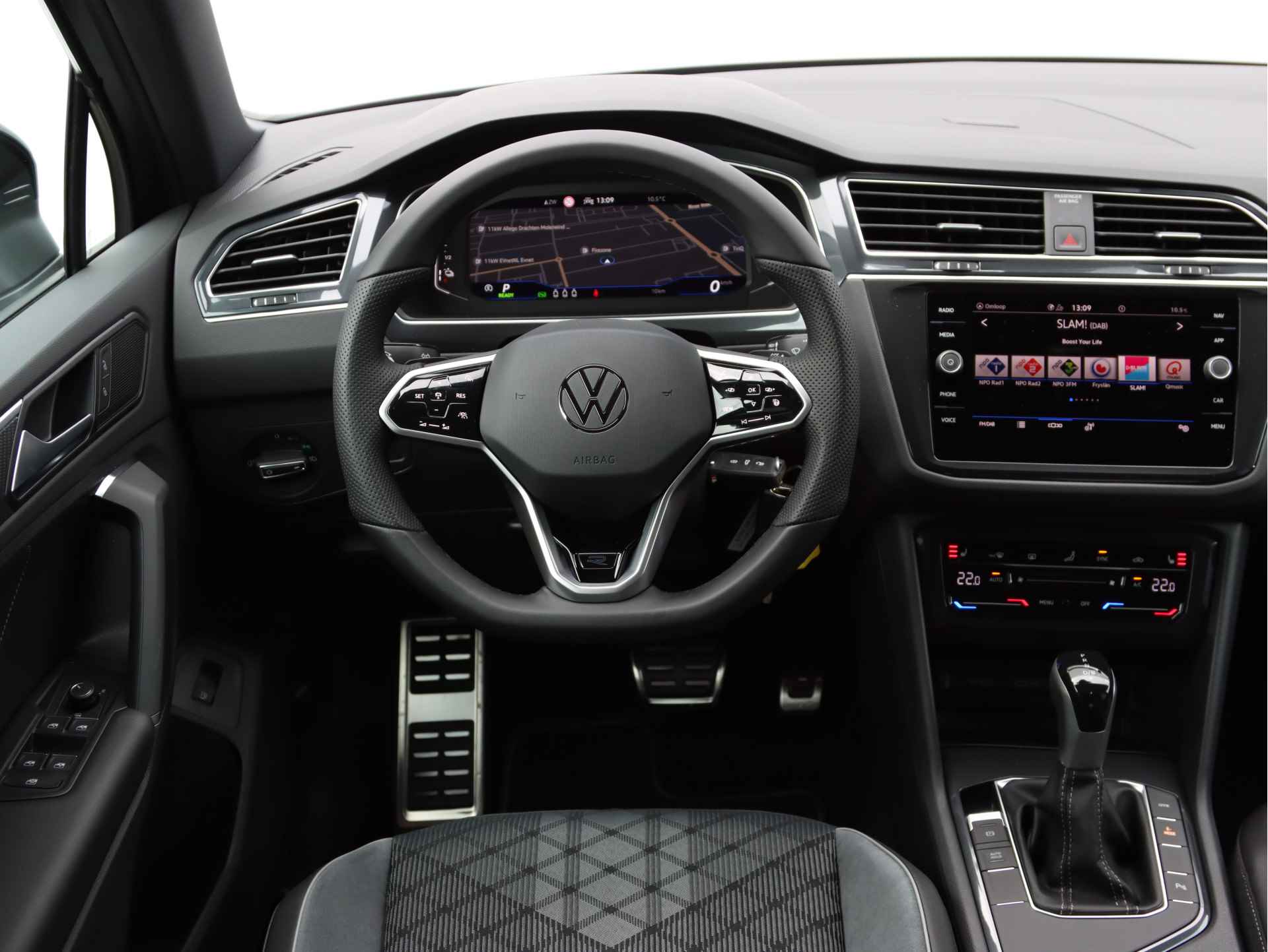 Volkswagen Tiguan 1.4 TSI eHybrid R-Line 245pk DSG | Black Style | Panorama dak | Wegklapbare Trekhaak | 19'' Valencia Velgen | - 24/40