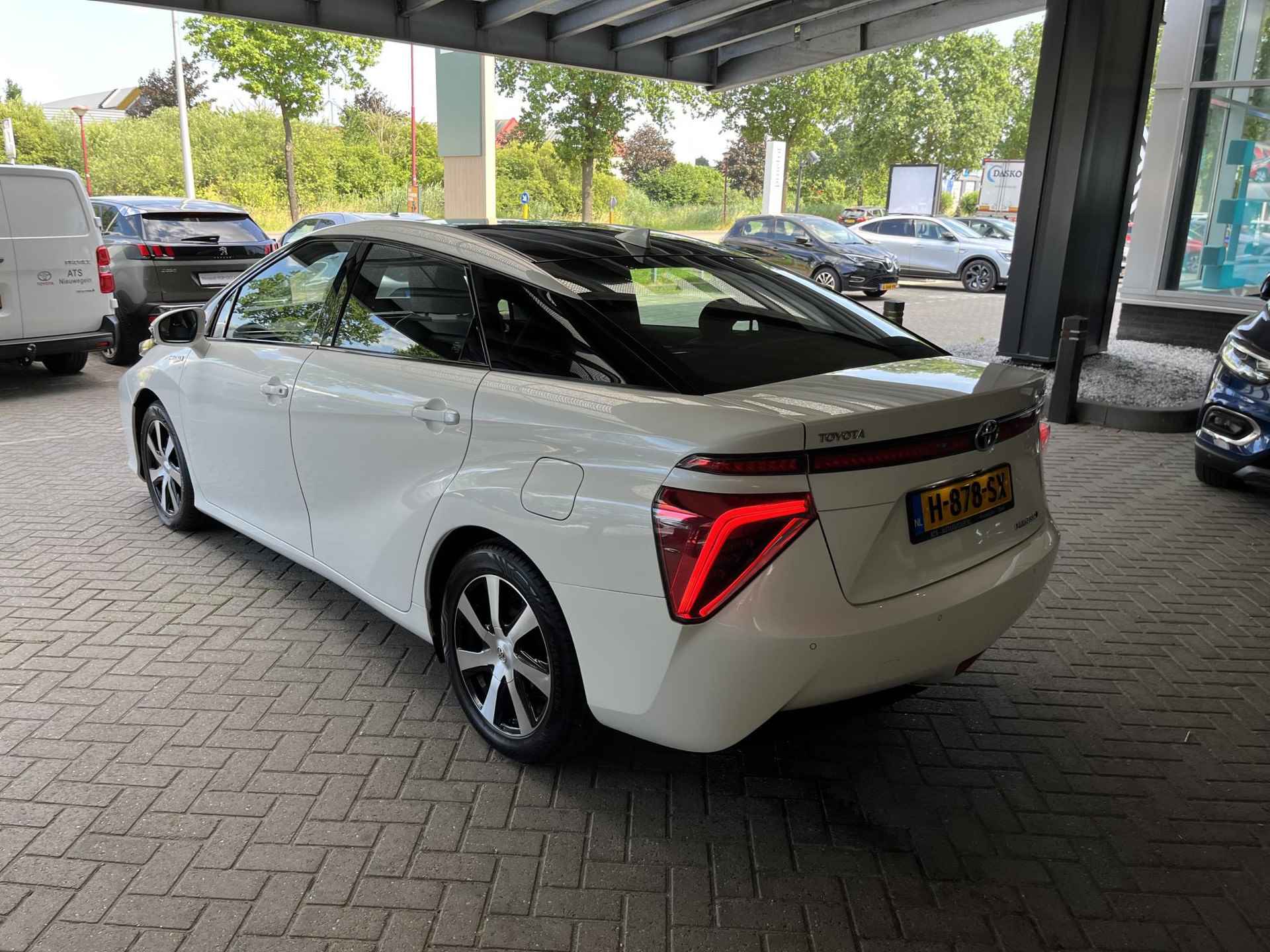 Toyota Mirai FCV Executive - 34/36