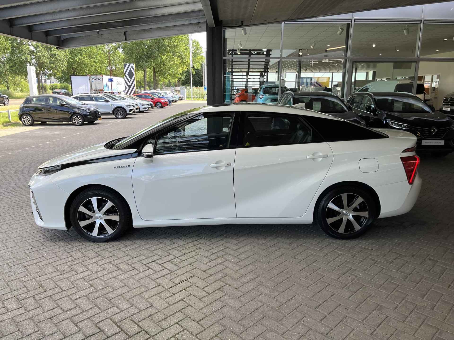 Toyota Mirai FCV Executive - 35/36