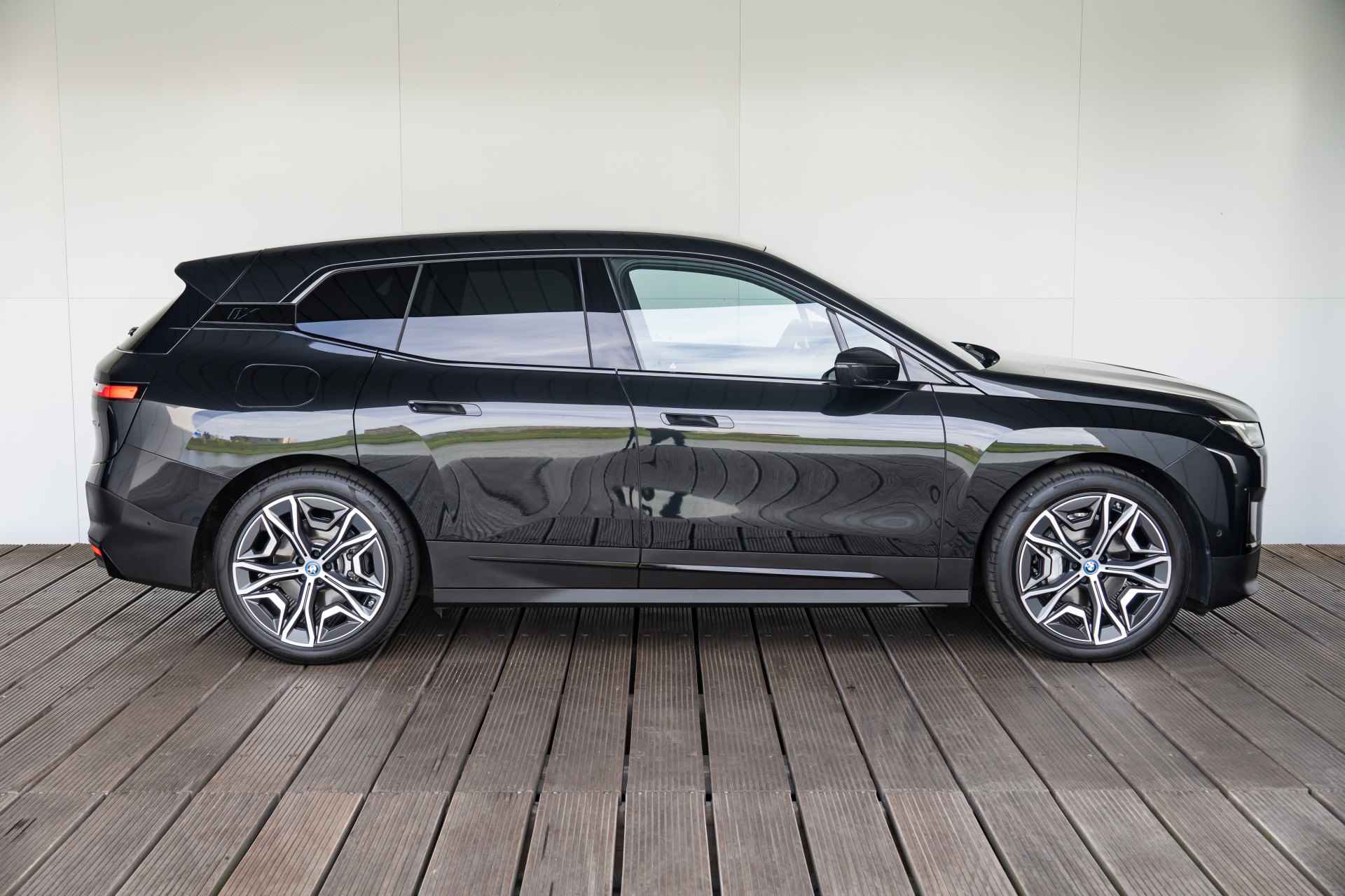 BMW iX xDrive40 Executive 77 kWh / Glazen panoramadak Sky Lounge / Trekhaak / HIFI System Harman Kardon / - 4/43
