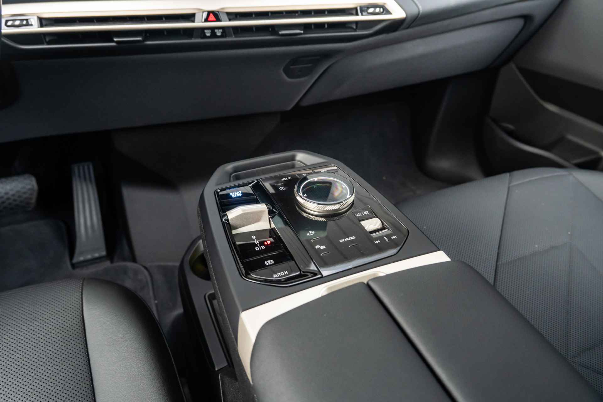 BMW iX xDrive40 Executive 77 kWh / Glazen panoramadak Sky Lounge / Trekhaak / HIFI System Harman Kardon / - 11/43