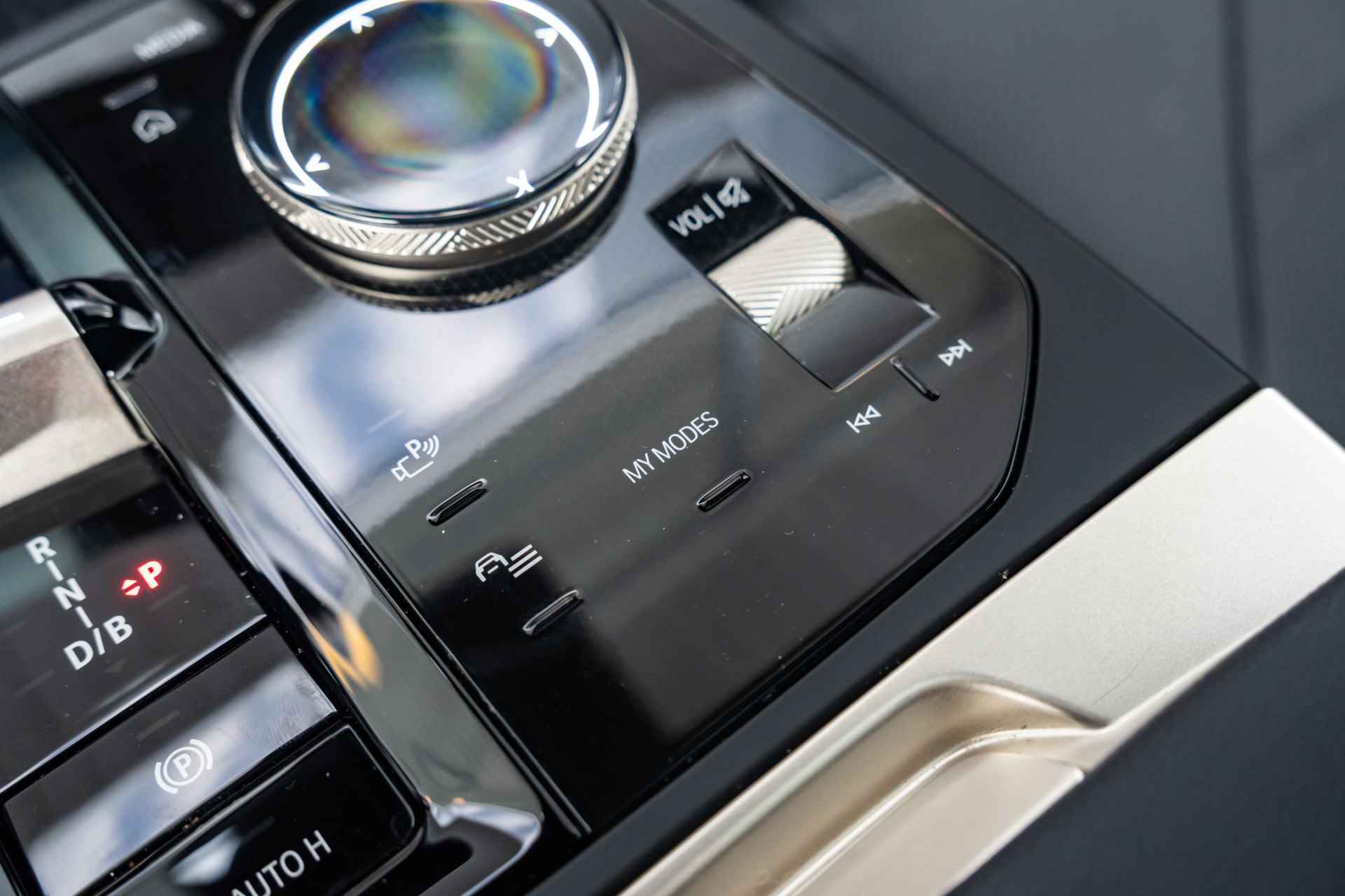 BMW iX xDrive40 Executive 77 kWh / Glazen panoramadak Sky Lounge / Trekhaak / HIFI System Harman Kardon / - 20/43