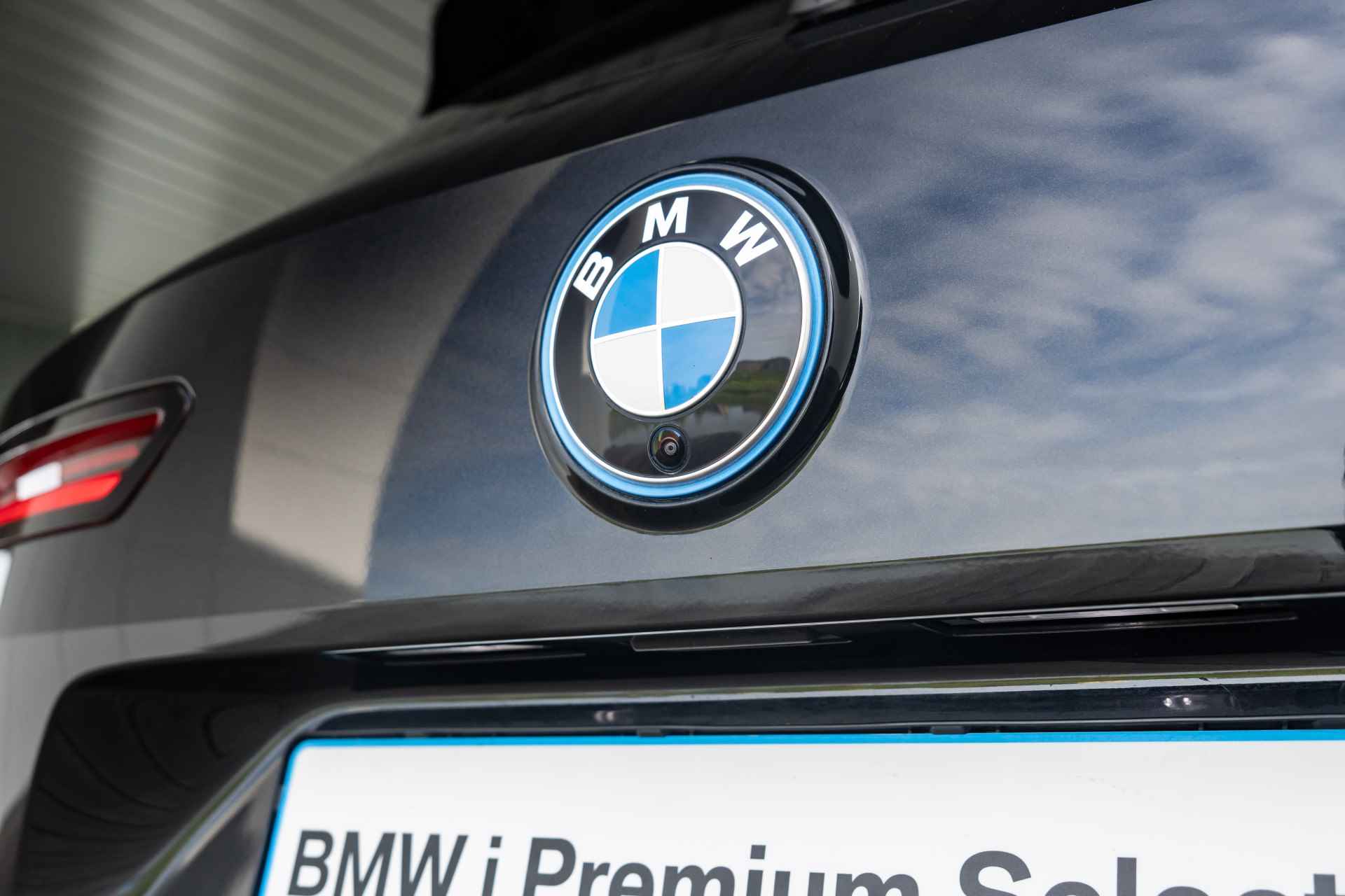 BMW iX xDrive40 Executive 77 kWh / Glazen panoramadak Sky Lounge / Trekhaak / HIFI System Harman Kardon / - 25/43