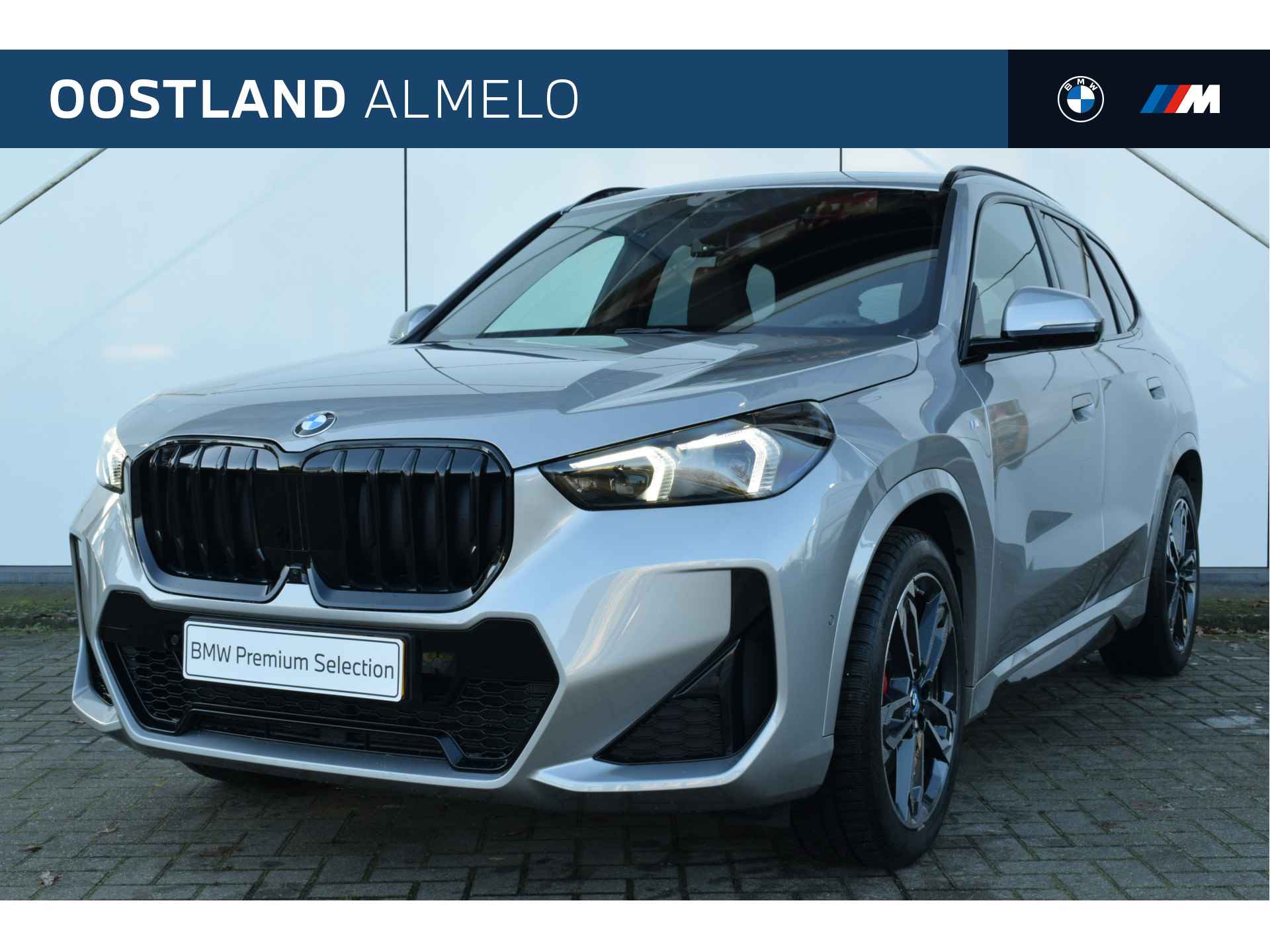 BMW X1 sDrive20i High Executive M Sport Automaat / Panoramadak / Trekhaak / Sportstoelen / Stoelverwarming / Adaptieve LED / Head-Up / Harman Kardon / Live Cockpit Professional