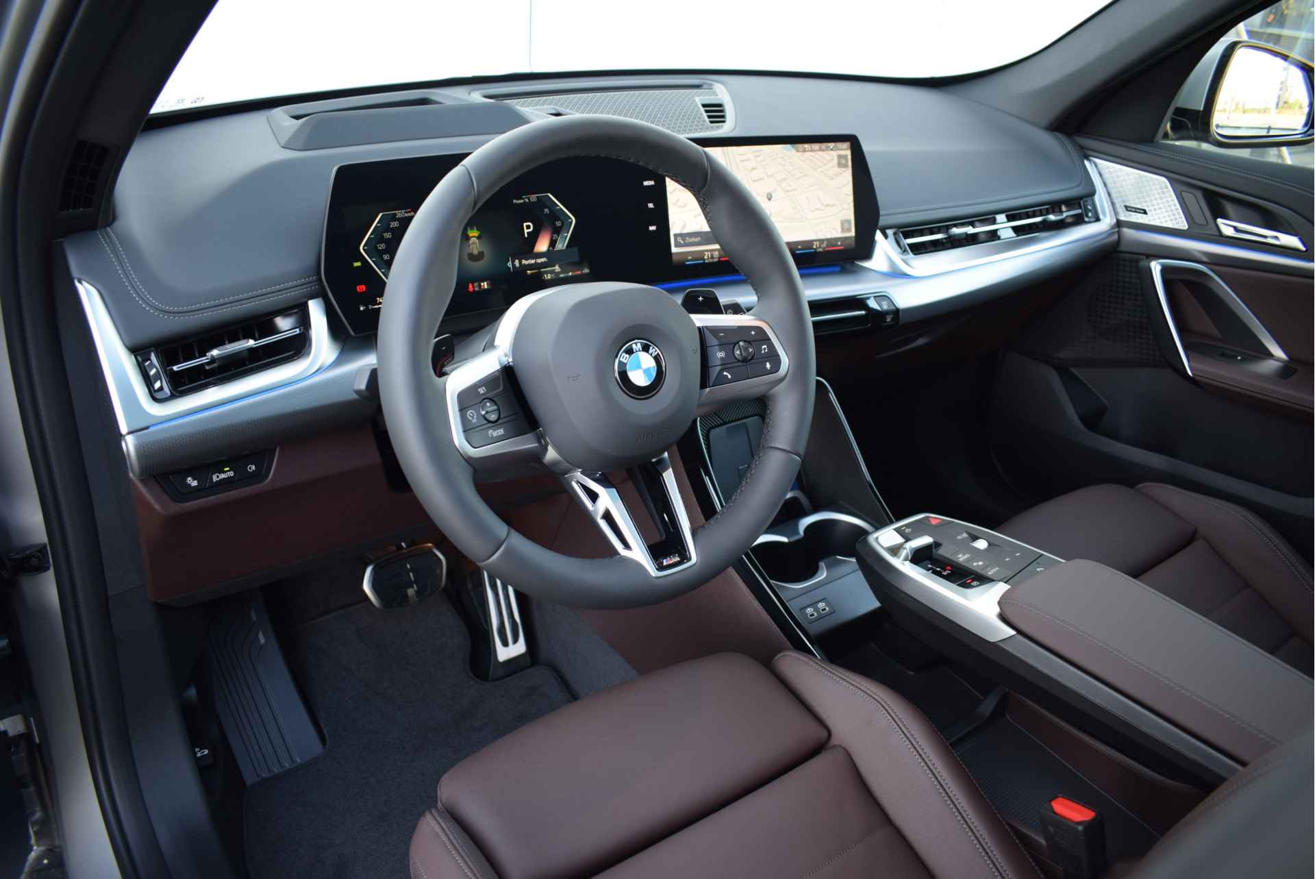 BMW X1 sDrive20i High Executive M Sport Automaat / Panoramadak / Trekhaak / Sportstoelen / Stoelverwarming / Adaptieve LED / Head-Up / Harman Kardon / Live Cockpit Professional - 17/33