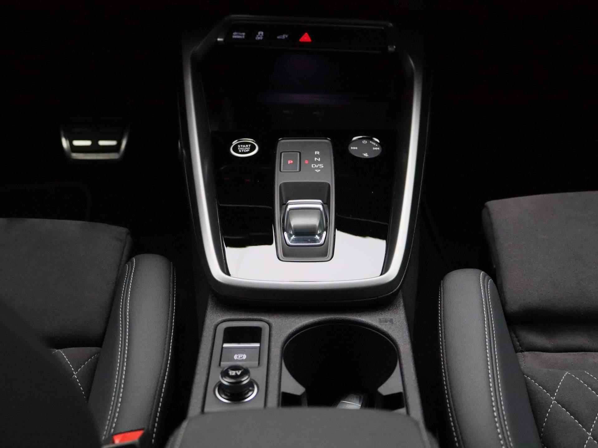 Audi A3 Sportback 45 TFSI e S edition Competition | S-Line | Navigatie | Panoramadak | 19 inch | Trekhaak | Stoelverwarming | LED | - 11/43