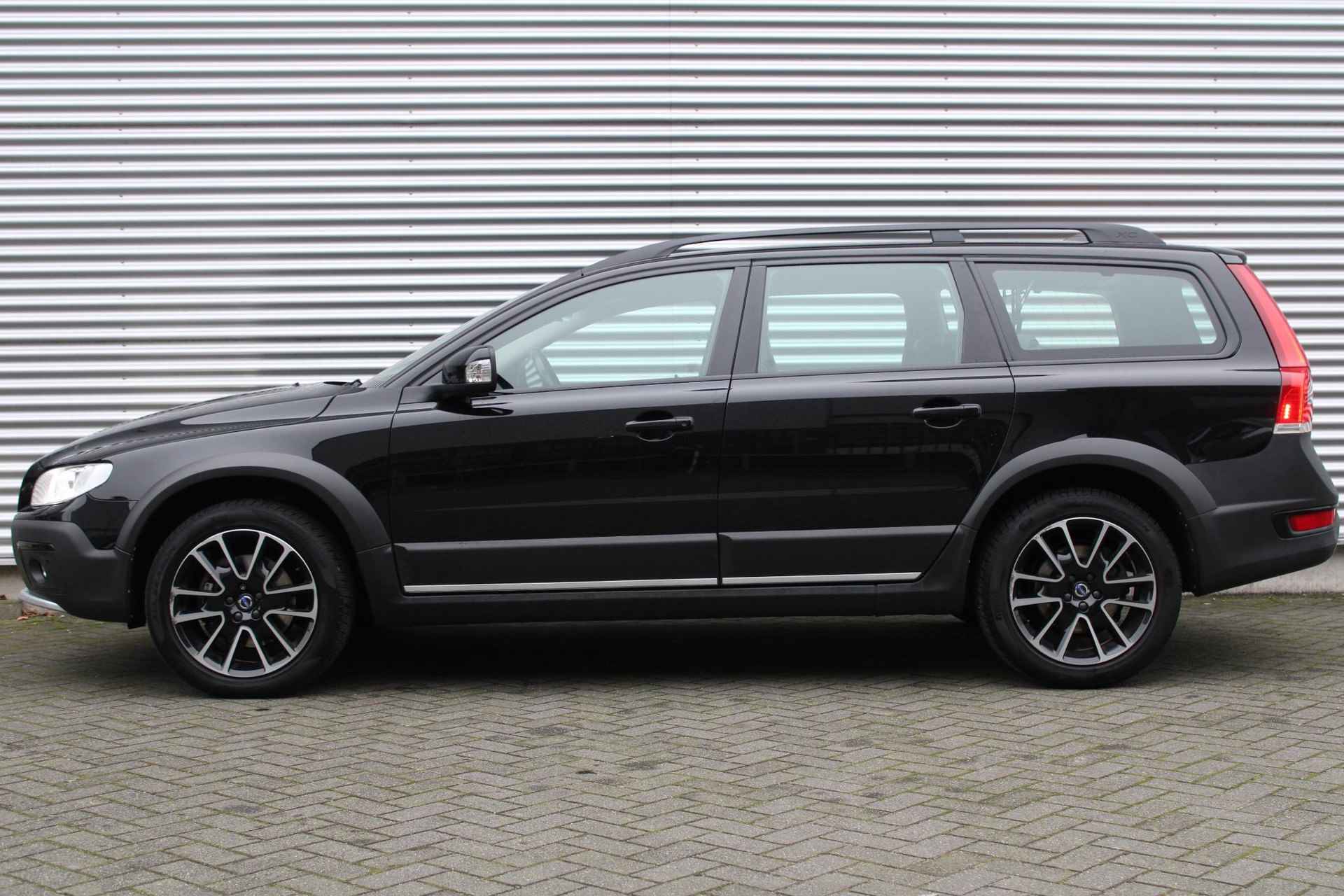 Volvo XC70 2.4 D4 Polar+ 5-Cilinder Diesel, Elektrisch Verstelbare Bestuurdersstoel Met Geheugen, Adaptieve Cruise Control, Driver Alert, Lederen Bekleding, Elektrische Achterklep, Trekhaak, Bi-Xenon Verlichting Met Bochtverlichting en Actief Grootlicht, Verwarmbare Voorruit, Stoelverwarming, 18" Lichtmetalen Velgen, Parkeersensoren Voor & Achter, High Performance Audio - 9/29