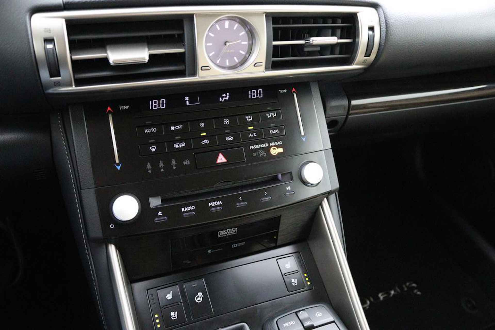 Lexus IS 300h Luxury Line | Navigatie | Schuifkanteldak | Lederen bekleding | Stuur en stoelverwarming | - 7/56