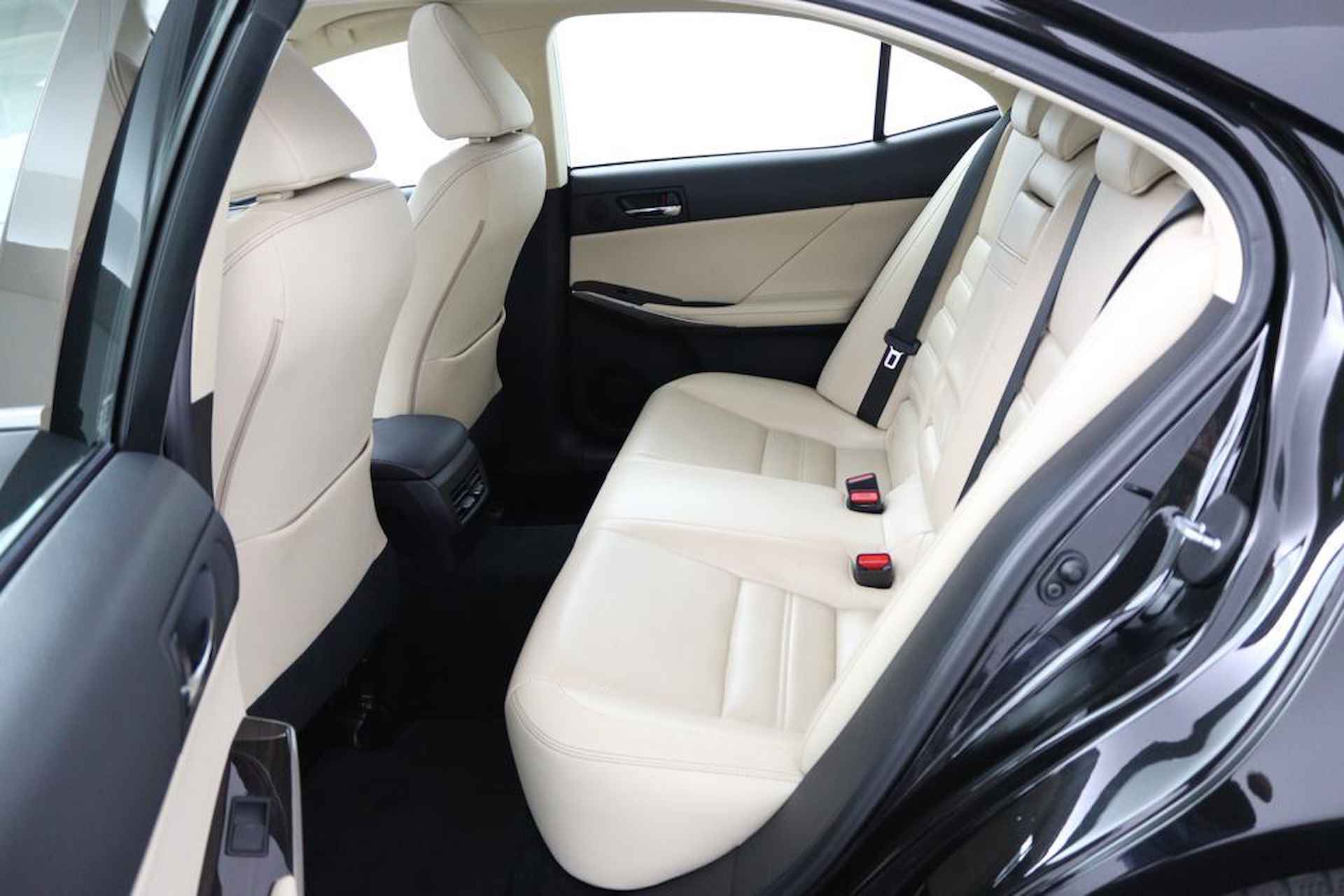 Lexus IS 300h Luxury Line | Navigatie | Schuifkanteldak | Lederen bekleding | Stuur en stoelverwarming | - 18/56