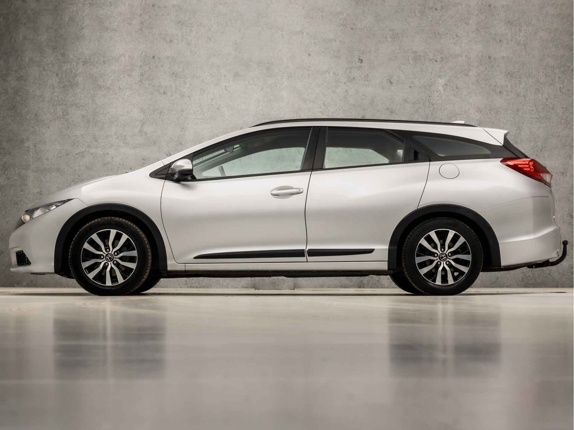 Honda Civic Tourer 1.6D Comfort (NAVIGATIE, BLUETOOTH, CRUISE, CLIMATE, ELEK PAKKET, ARMSTEUN, SPORTSTOELEN, LM VELGEN, PARKEERSENSOR, TREKHAAK, NIEUWE APK, NIEUWSTAAT) - 2/35