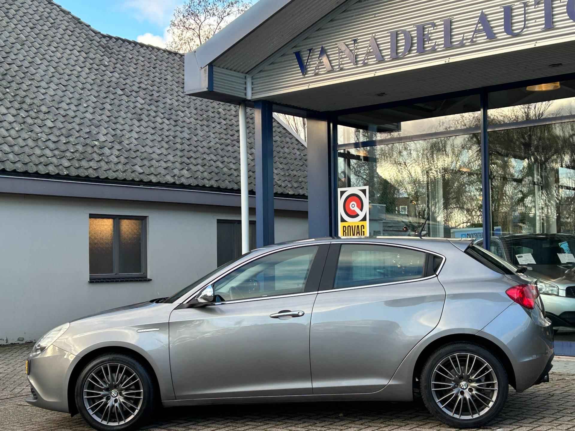 Alfa Romeo Giulietta 1.4 T Distinctive Aut. 170PK Leer Navi Clima Cruise Park.Sens Trekhaak NAP NL-Auto Dealeronderhouden - 2/36