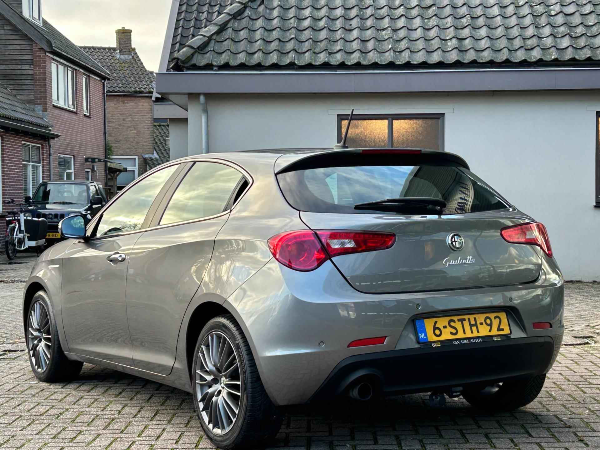 Alfa Romeo Giulietta 1.4 T Distinctive Aut. 170PK Leer Navi Clima Cruise Park.Sens Trekhaak NAP NL-Auto Dealeronderhouden - 3/36