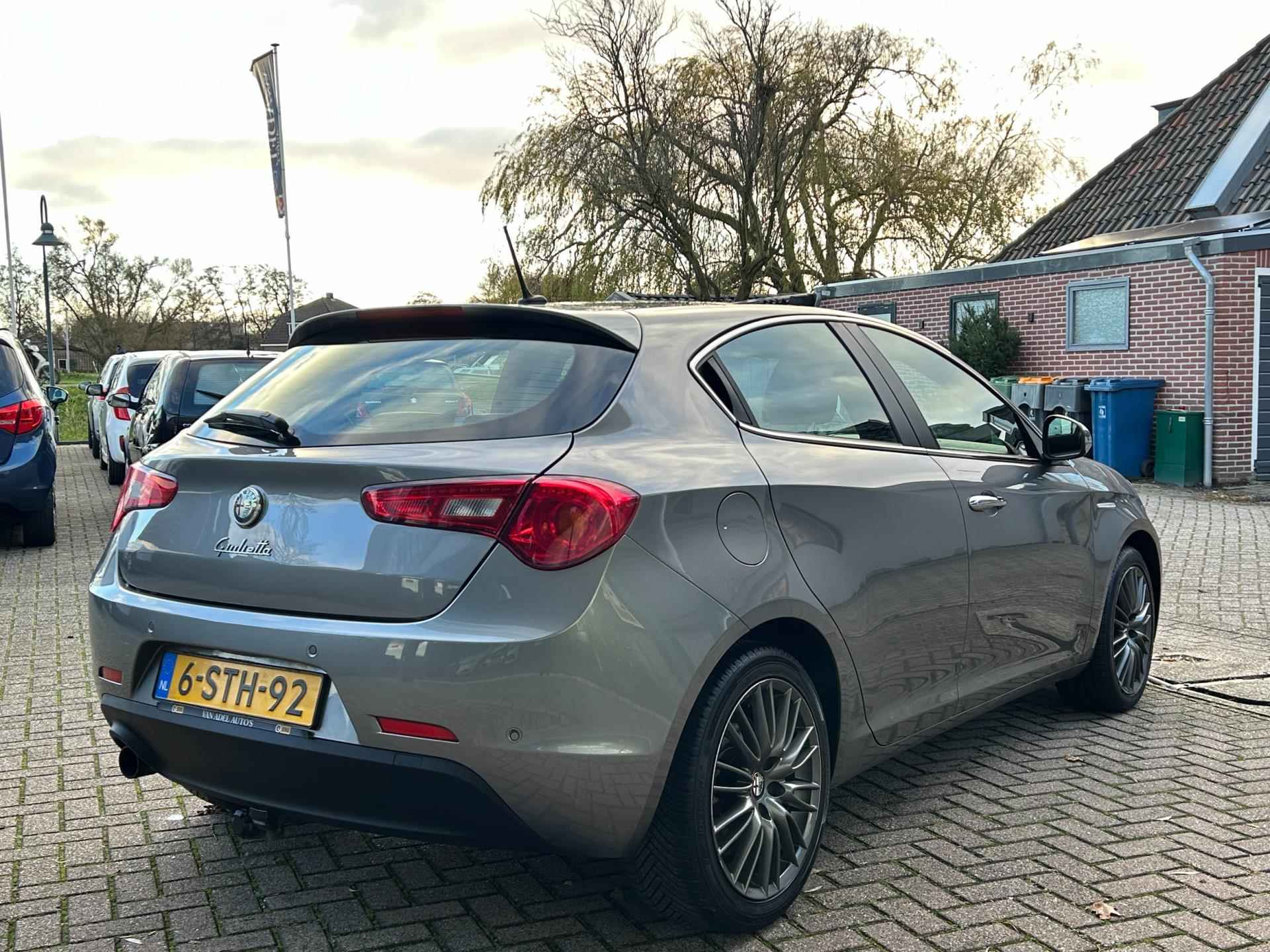 Alfa Romeo Giulietta 1.4 T Distinctive Aut. 170PK Leer Navi Clima Cruise Park.Sens Trekhaak NAP NL-Auto Dealeronderhouden - 4/36