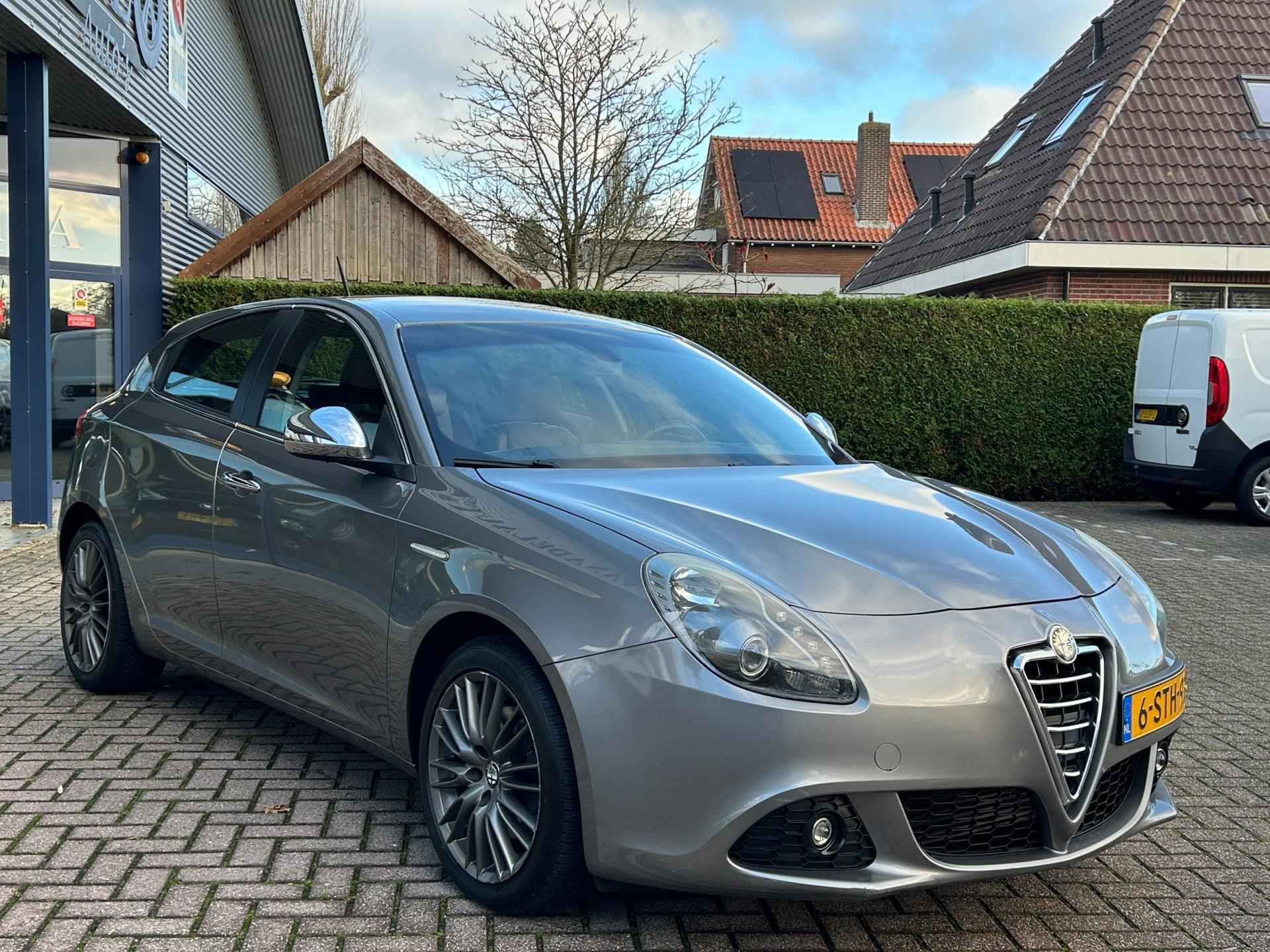 Alfa Romeo Giulietta 1.4 T Distinctive Aut. 170PK Leer Navi Clima Cruise Park.Sens Trekhaak NAP NL-Auto Dealeronderhouden - 6/36