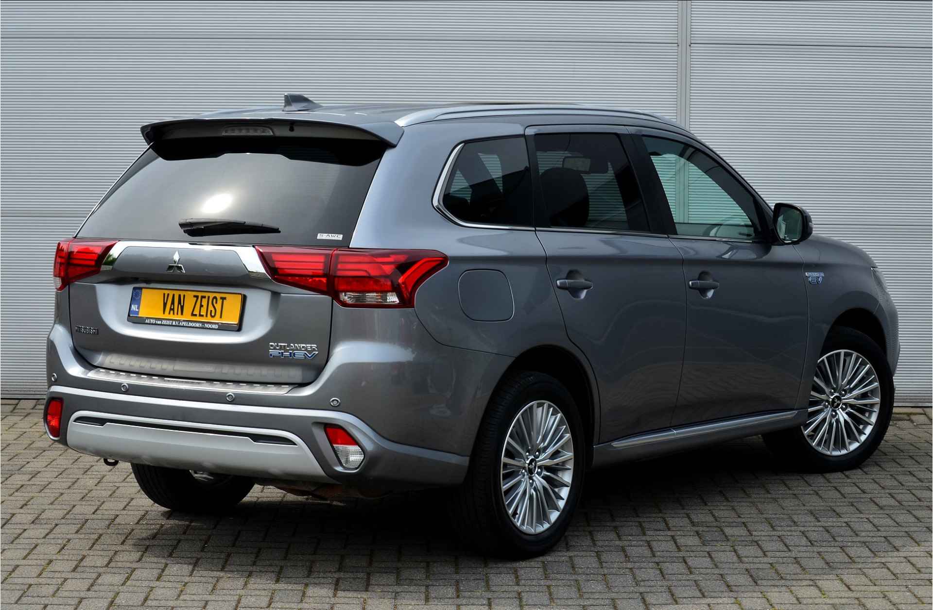 Mitsubishi Outlander PHEV 2.4 INSTYLE 4WD | PLUG IN HYBRID | V2G | FULL OPTIONS | SCHUIFDAK | ADAPTIEF CRUISE | FABRIEKGARANTIE TOT 17-03-2025 | ALL IN RIJKLAARPRIJS - 3/52