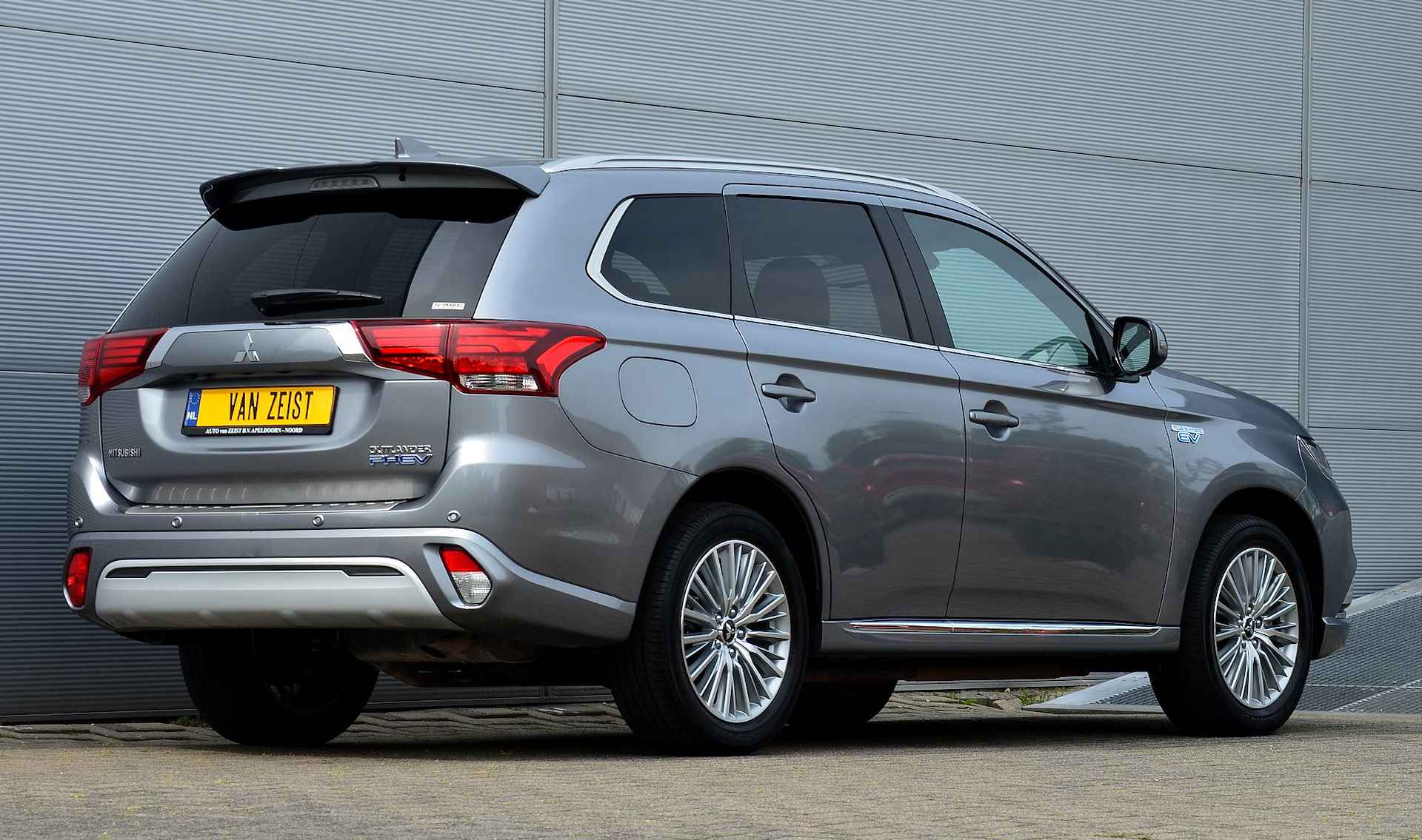 Mitsubishi Outlander PHEV 2.4 INSTYLE 4WD | PLUG IN HYBRID | V2G | FULL OPTIONS | SCHUIFDAK | ADAPTIEF CRUISE | FABRIEKGARANTIE TOT 17-03-2025 | ALL IN RIJKLAARPRIJS - 11/52