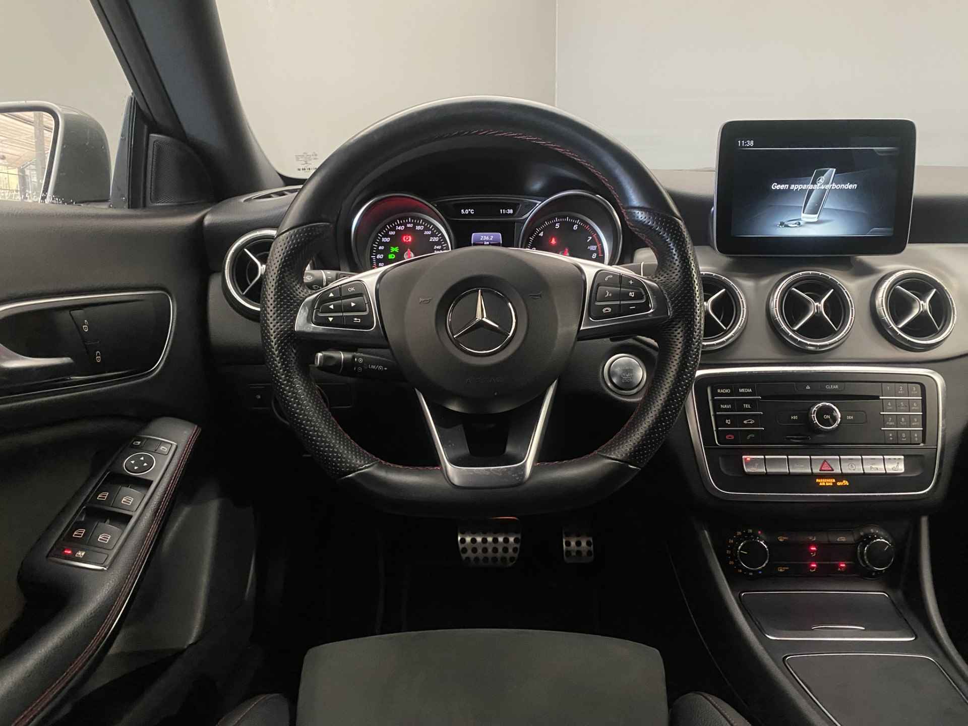 Mercedes-Benz CLA-Klasse Shooting Brake 180 Business Solution AMG Line | Automaat | Stoelverwarming | Parkeersensoren | AMG Styling | Leder/Alcantara | Navigatie | Bluetooth | 18" Lichtmetaal - 11/46