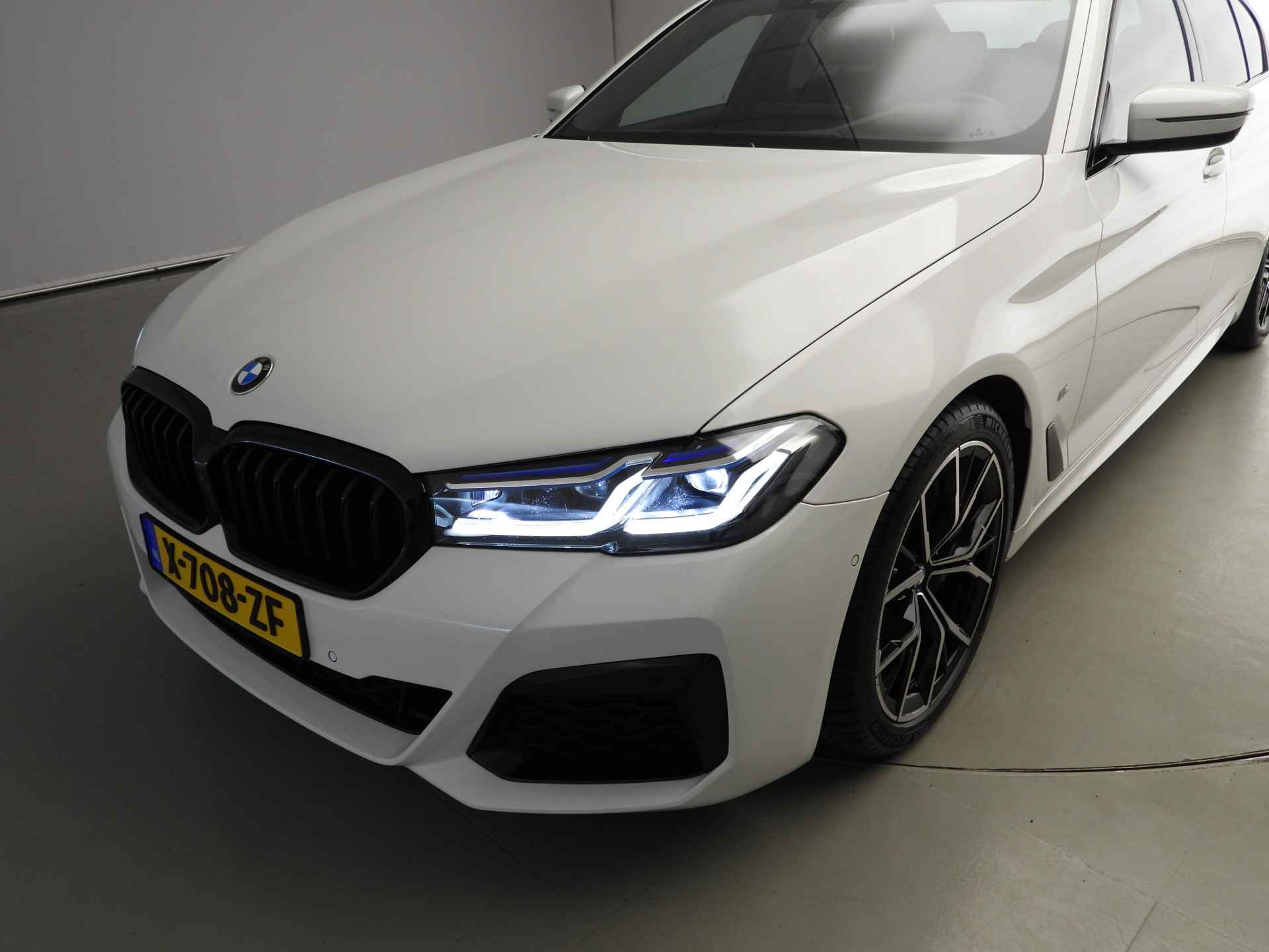 BMW 5 Serie Sedan 540i M-Sportpakket / Laserlicht / Leder / HUD / Trekhaak / Schuifdak / Keyles go / DAB / Hifi speakers / Alu 19 inch - 41/42