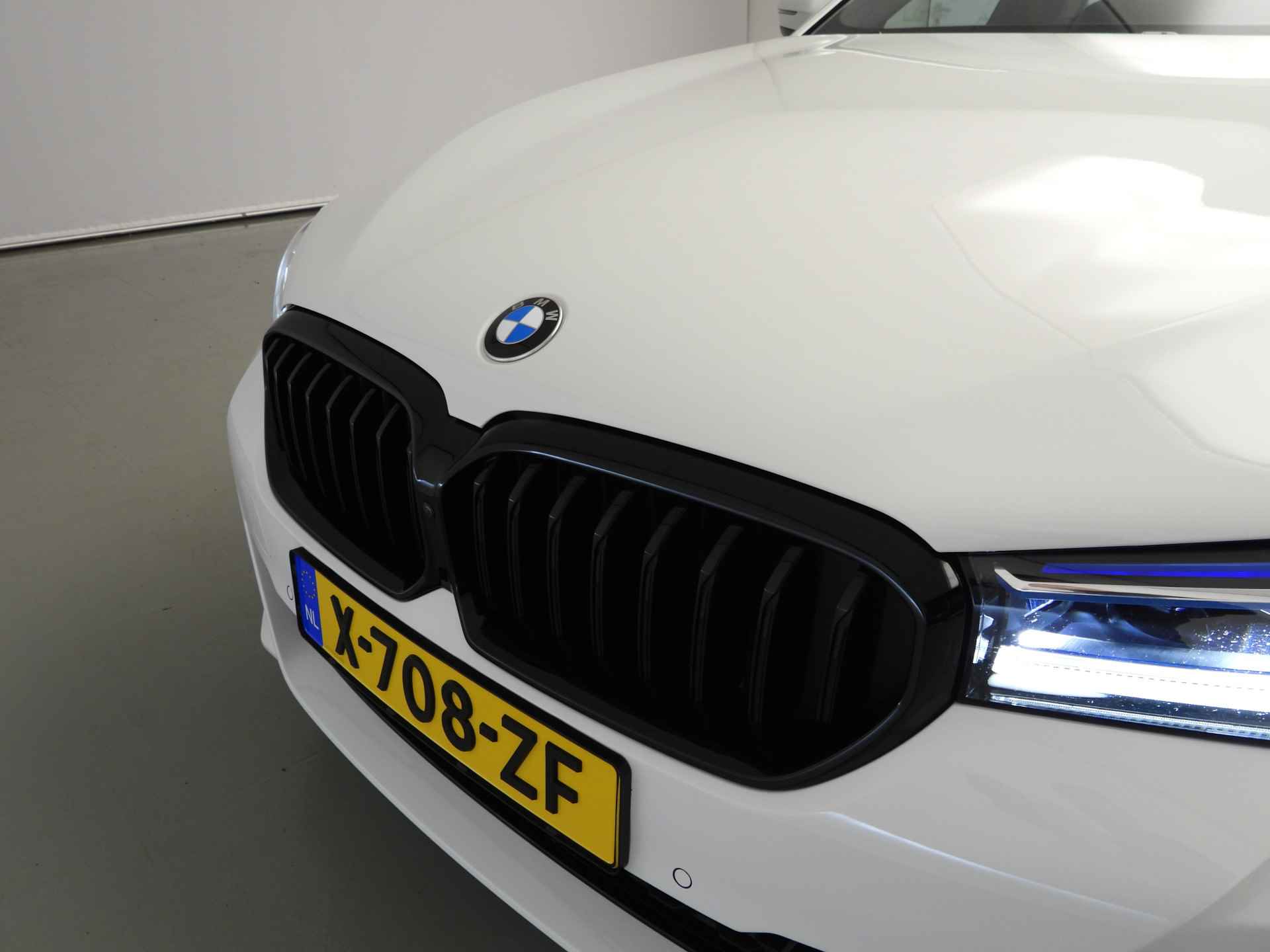 BMW 5 Serie Sedan 540i M-Sportpakket / Laserlicht / Leder / HUD / Trekhaak / Schuifdak / Keyles go / DAB / Hifi speakers / Alu 19 inch - 40/42