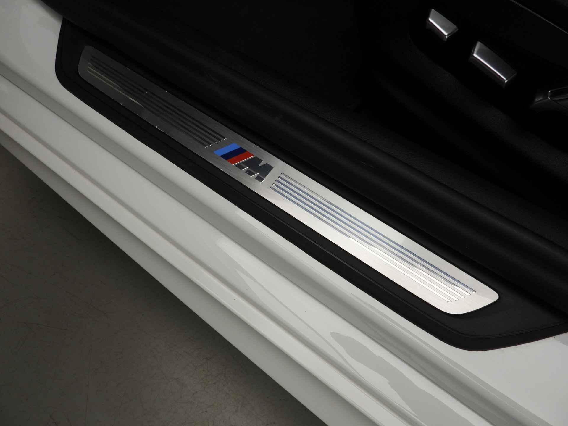 BMW 5 Serie Sedan 540i M-Sportpakket / Laserlicht / Leder / HUD / Trekhaak / Schuifdak / Keyles go / DAB / Hifi speakers / Alu 19 inch - 32/42