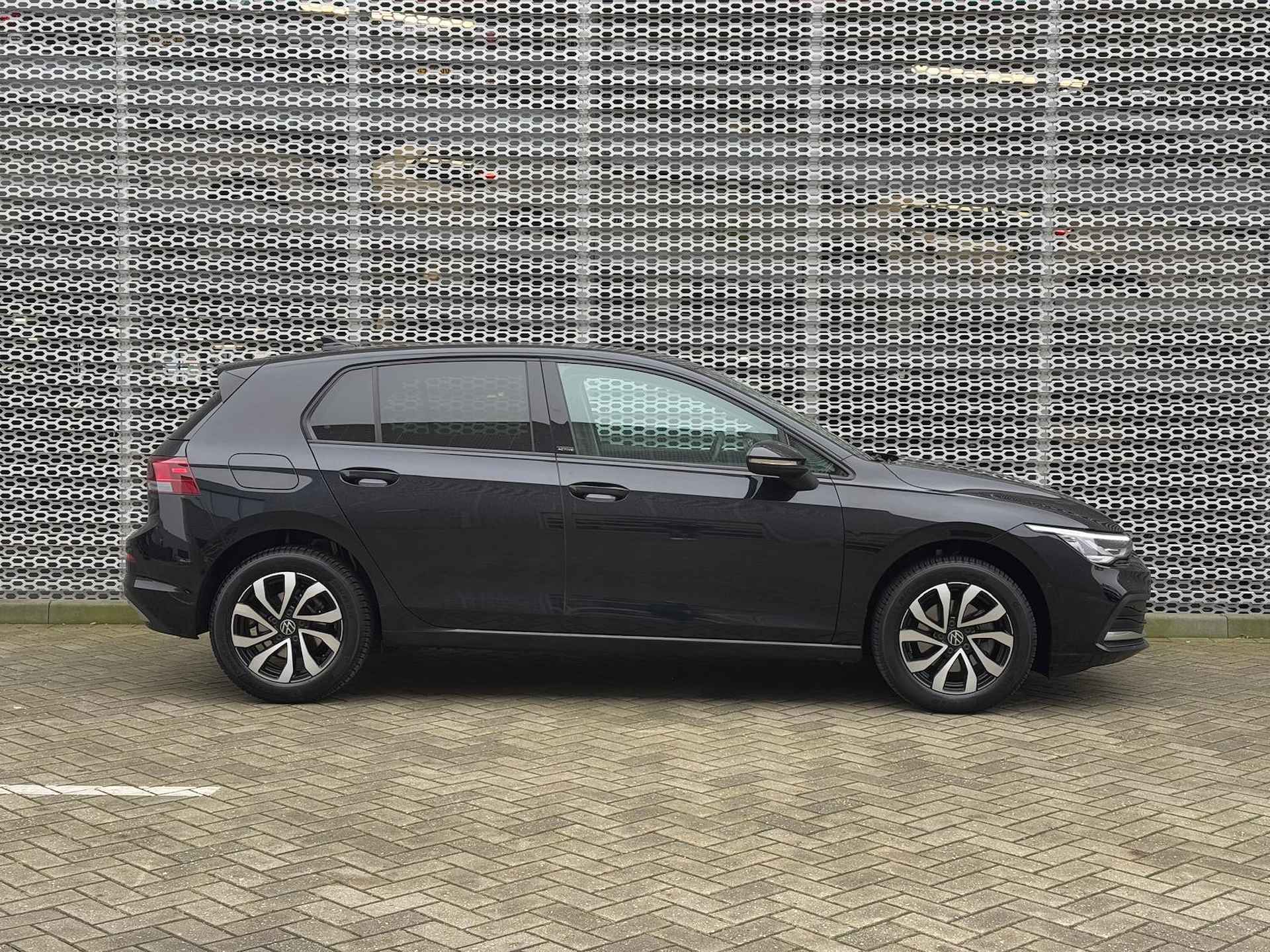 Volkswagen Golf 1.0 eTSI Life Business / Keyless Entry-Start / Stoelverwarming / Digitale Cockpit / Parkeersensoren V+A / LED P4 - 9/30