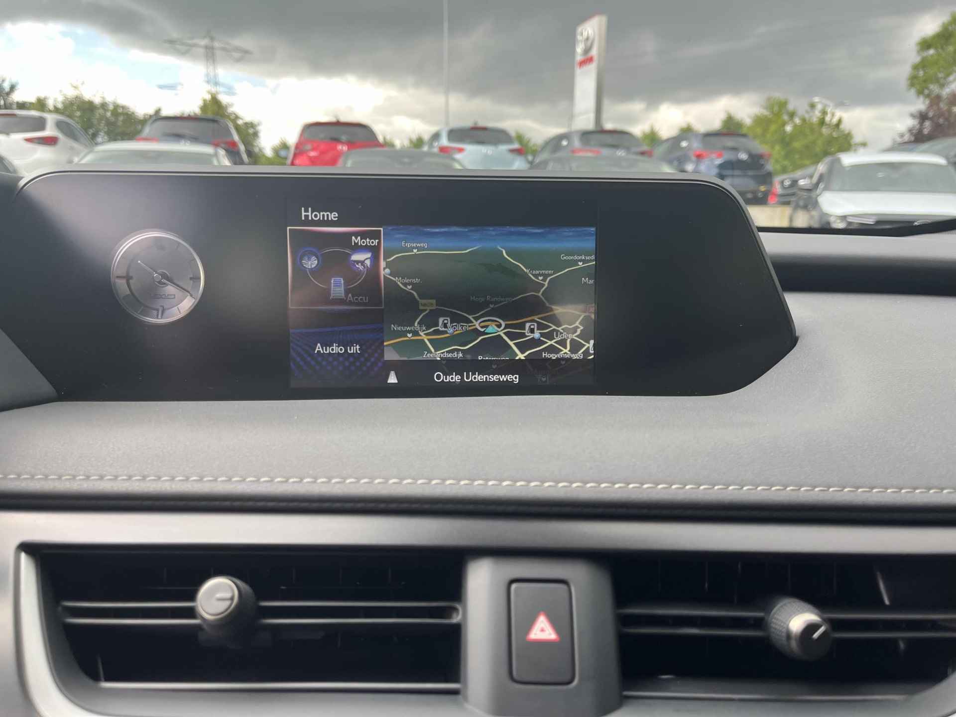 Lexus UX 250h Business Line | Navigatie | Apple CarPlay/Android auto | Achteruitrijcamera | Stuurverwarming | Stoelverwarming - 17/31